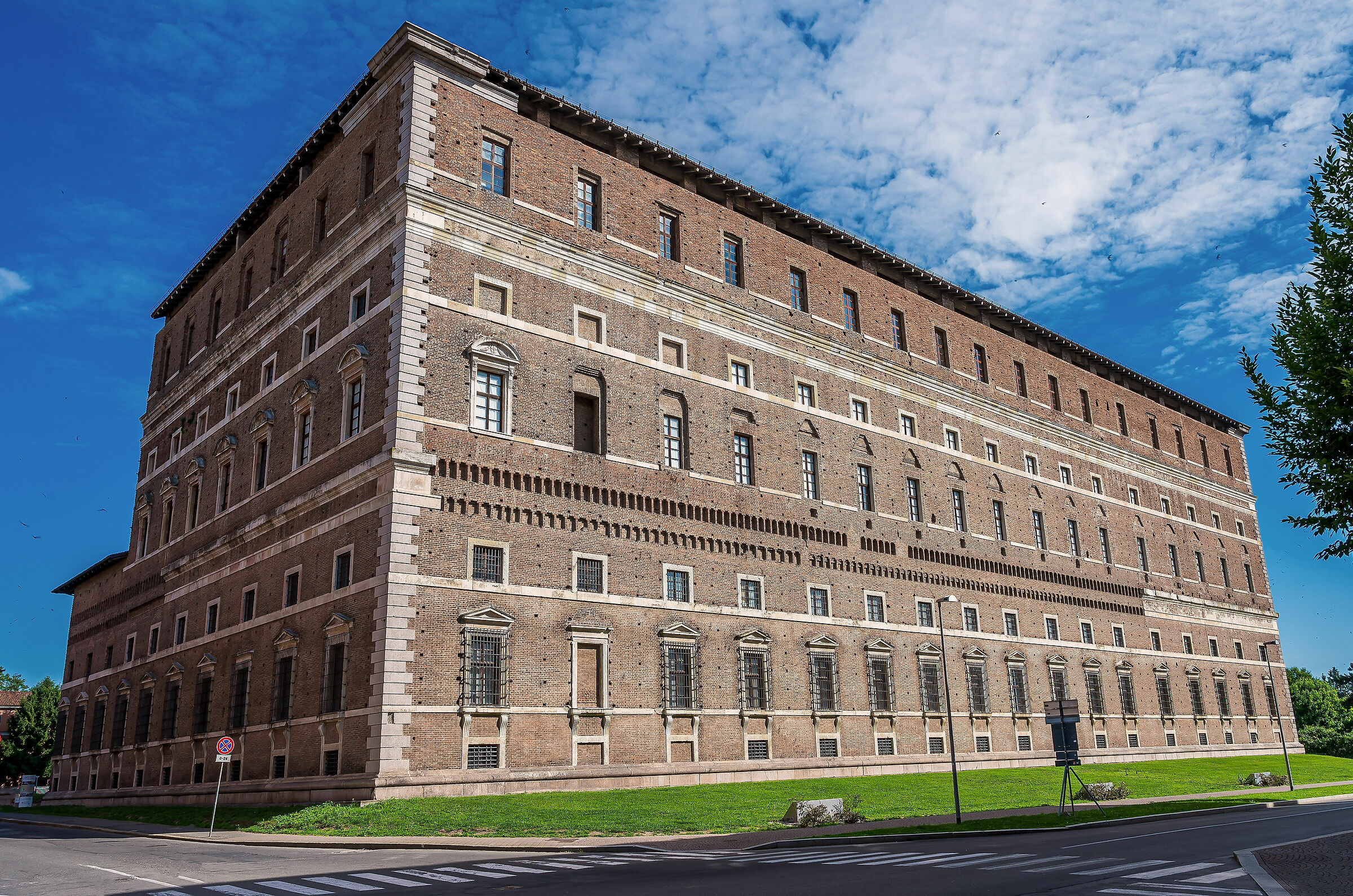 Palazzo farnese in estate