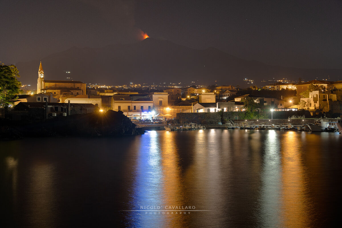 Pozzillo con Etna in eruzione