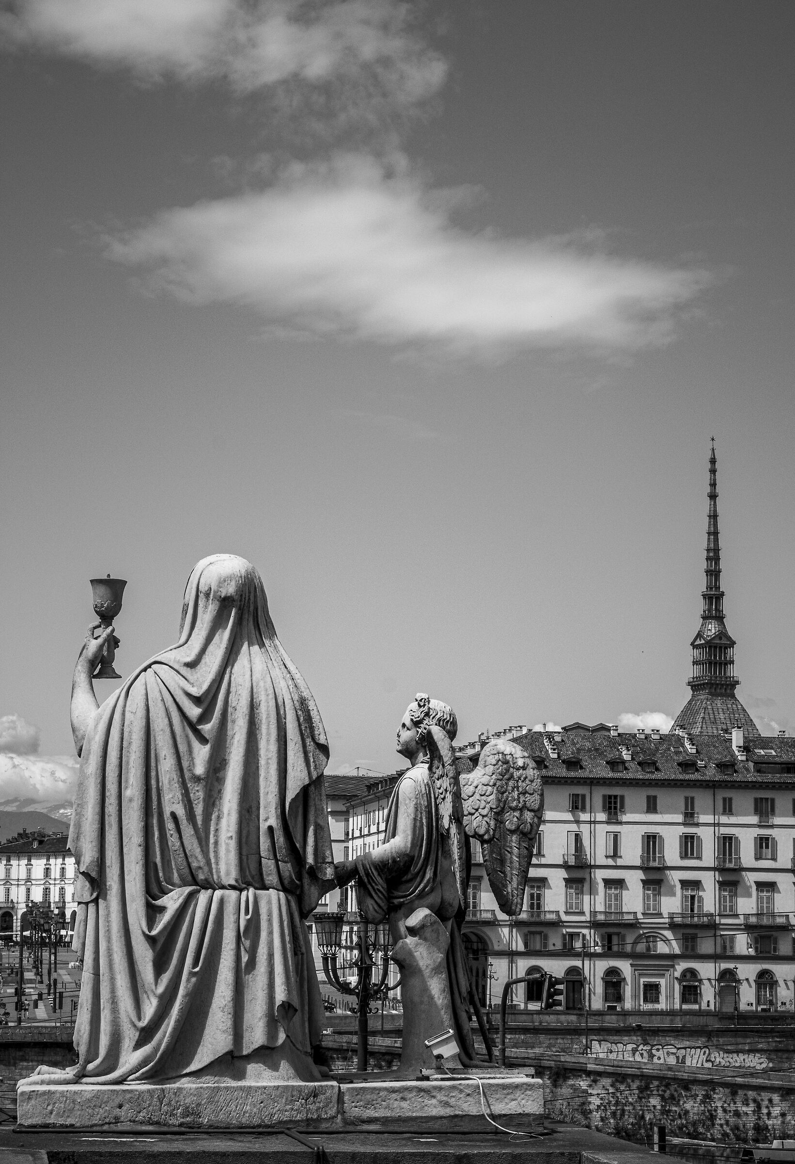 statue dx grand mother - torino