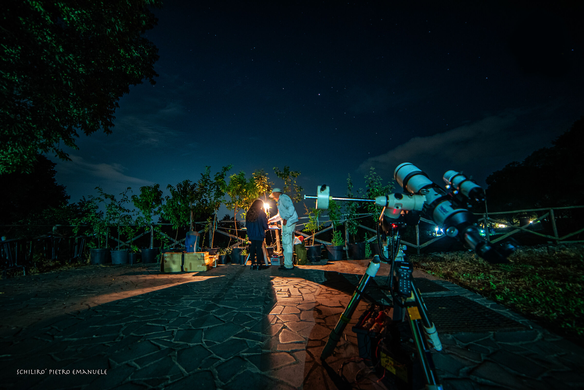 Under a sky of stars - The astronomer and the little girl