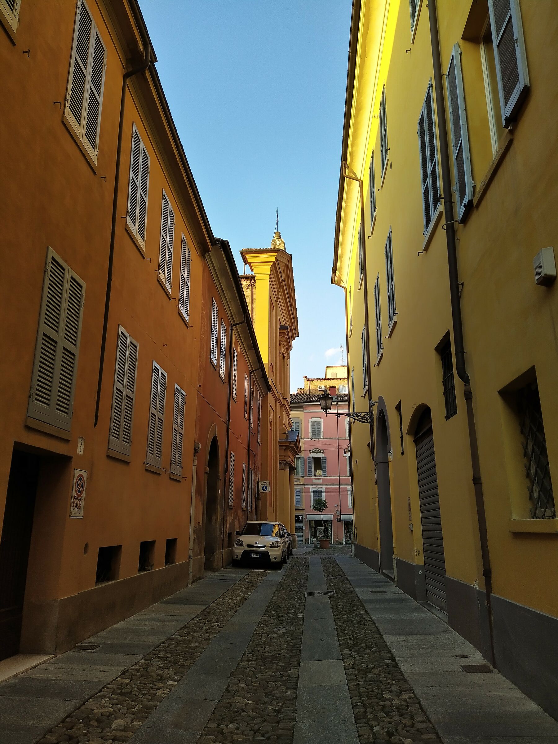 Modena, Via del Carmine all'alba