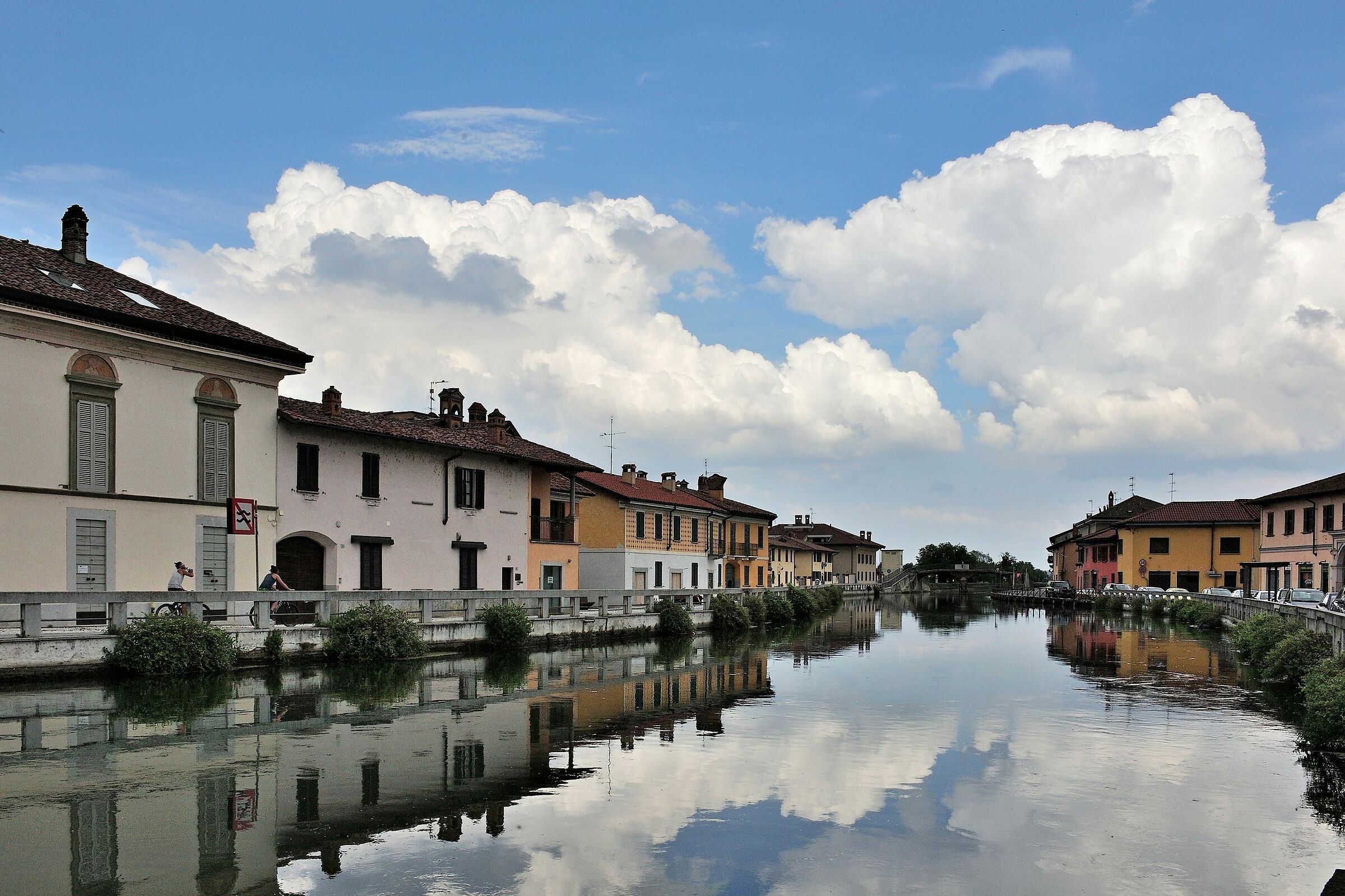 Gaggiano si specchia nel Naviglio