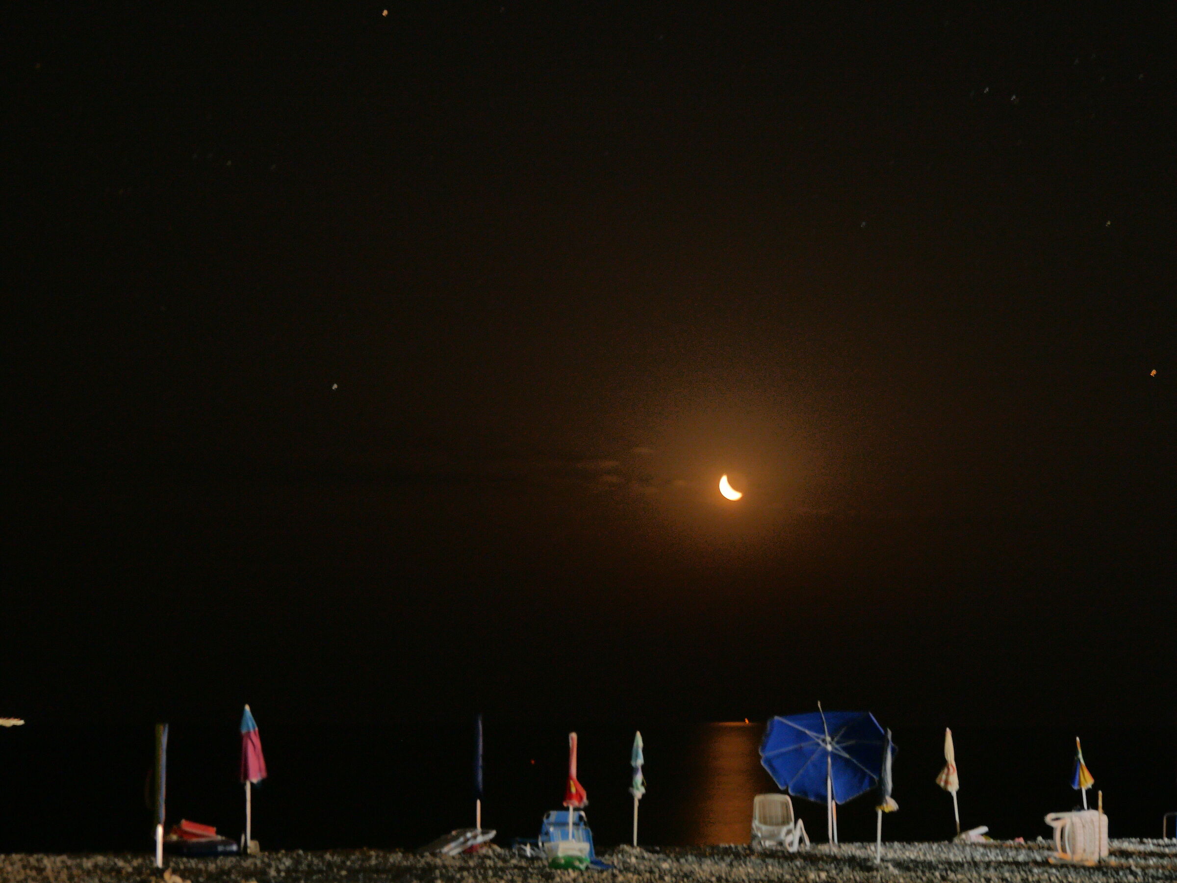 Ombrelloni sotto la luna