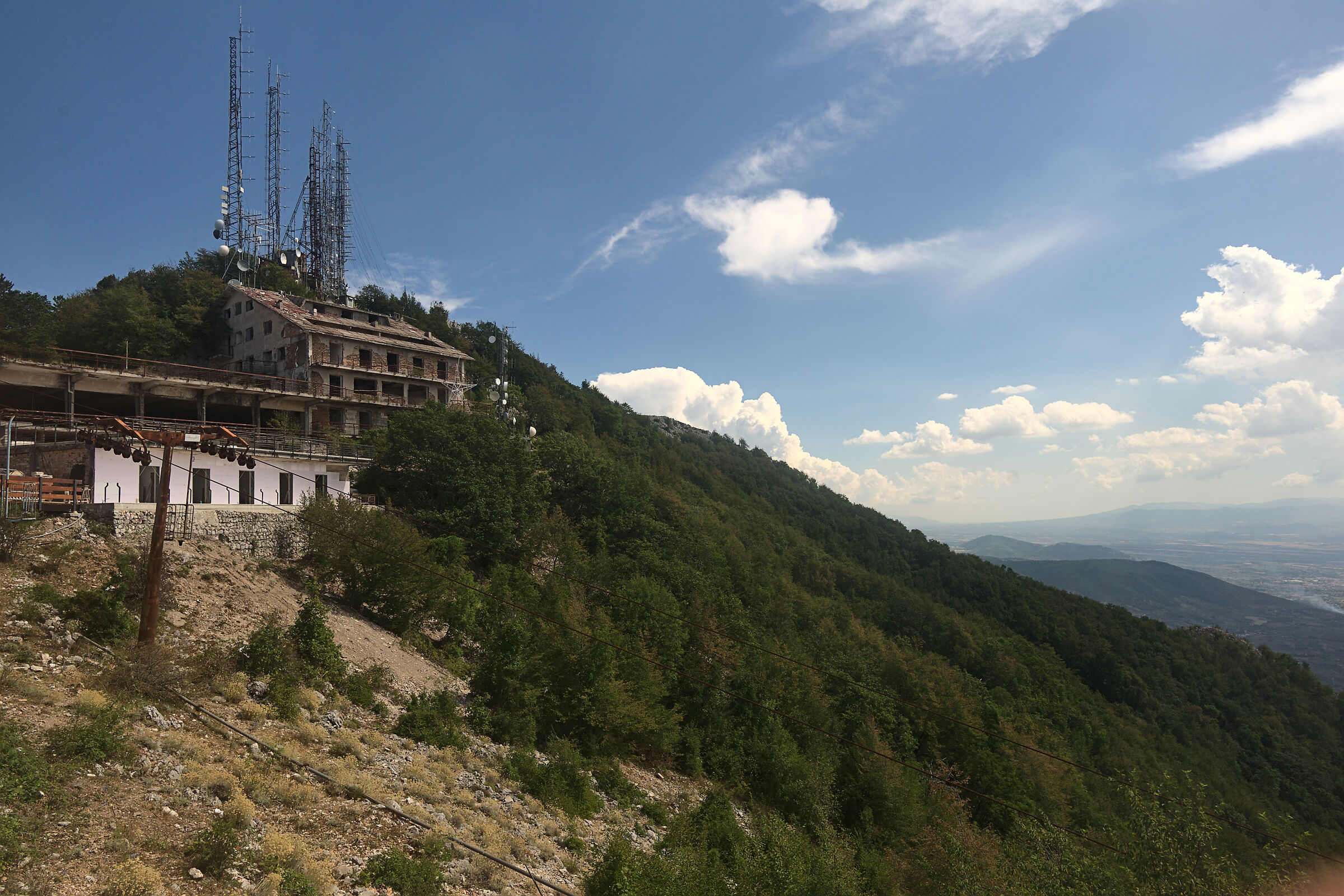 Rovine dell'albergo sulla cima del Monte Gennaro (rm)