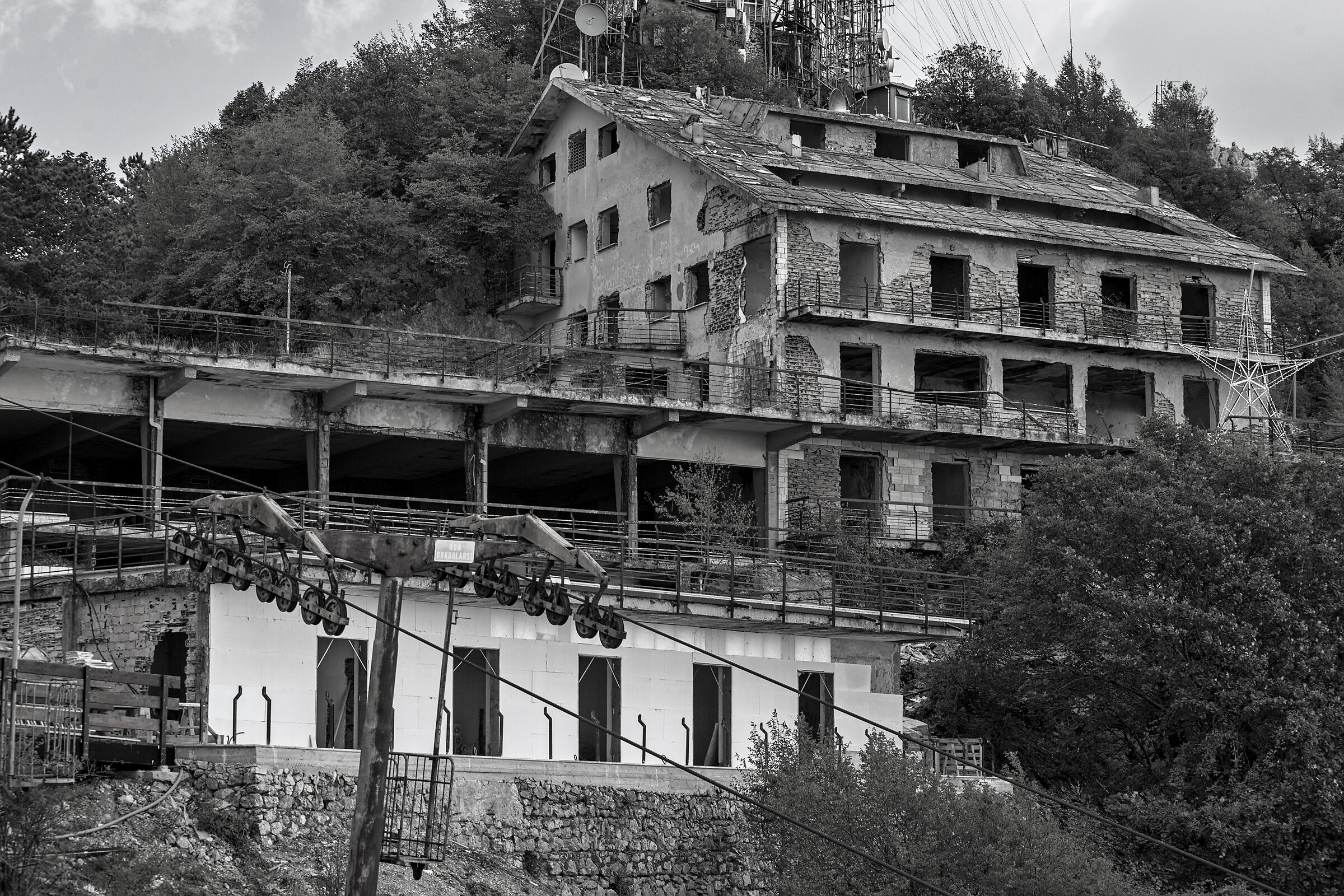 Rovine dell'albergo sulla cima del Monte Gennaro (rm)