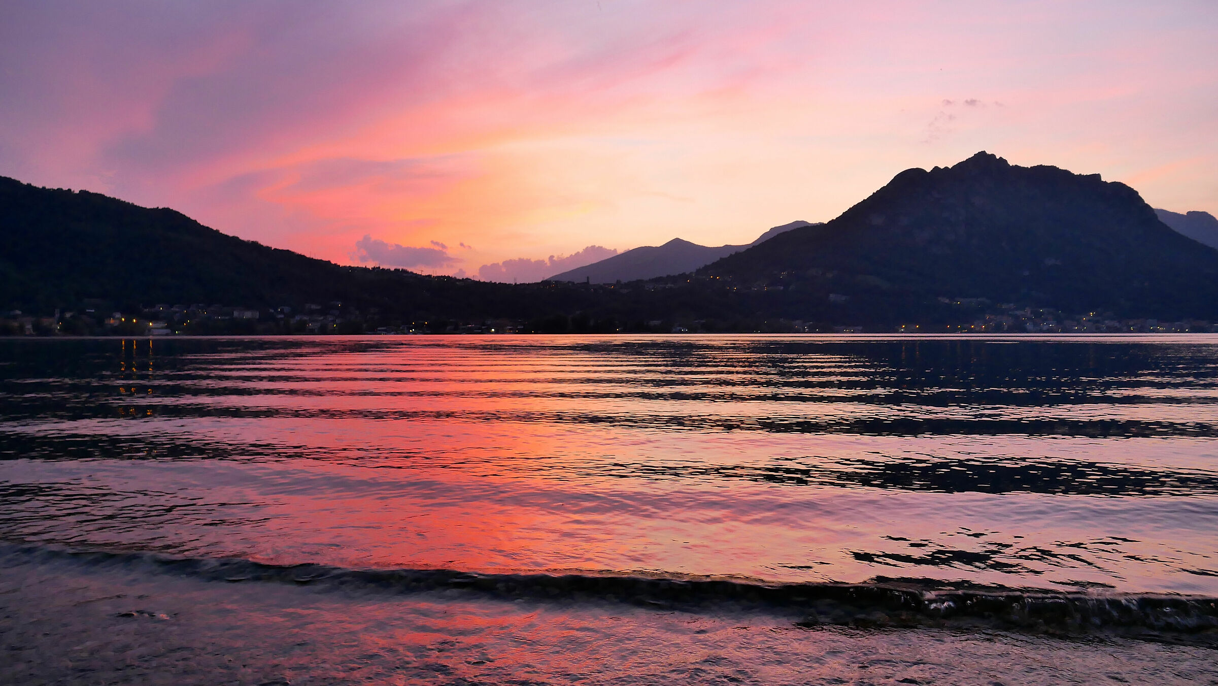 Tramoto sul lago di Garlate il giorno di Ferragosto