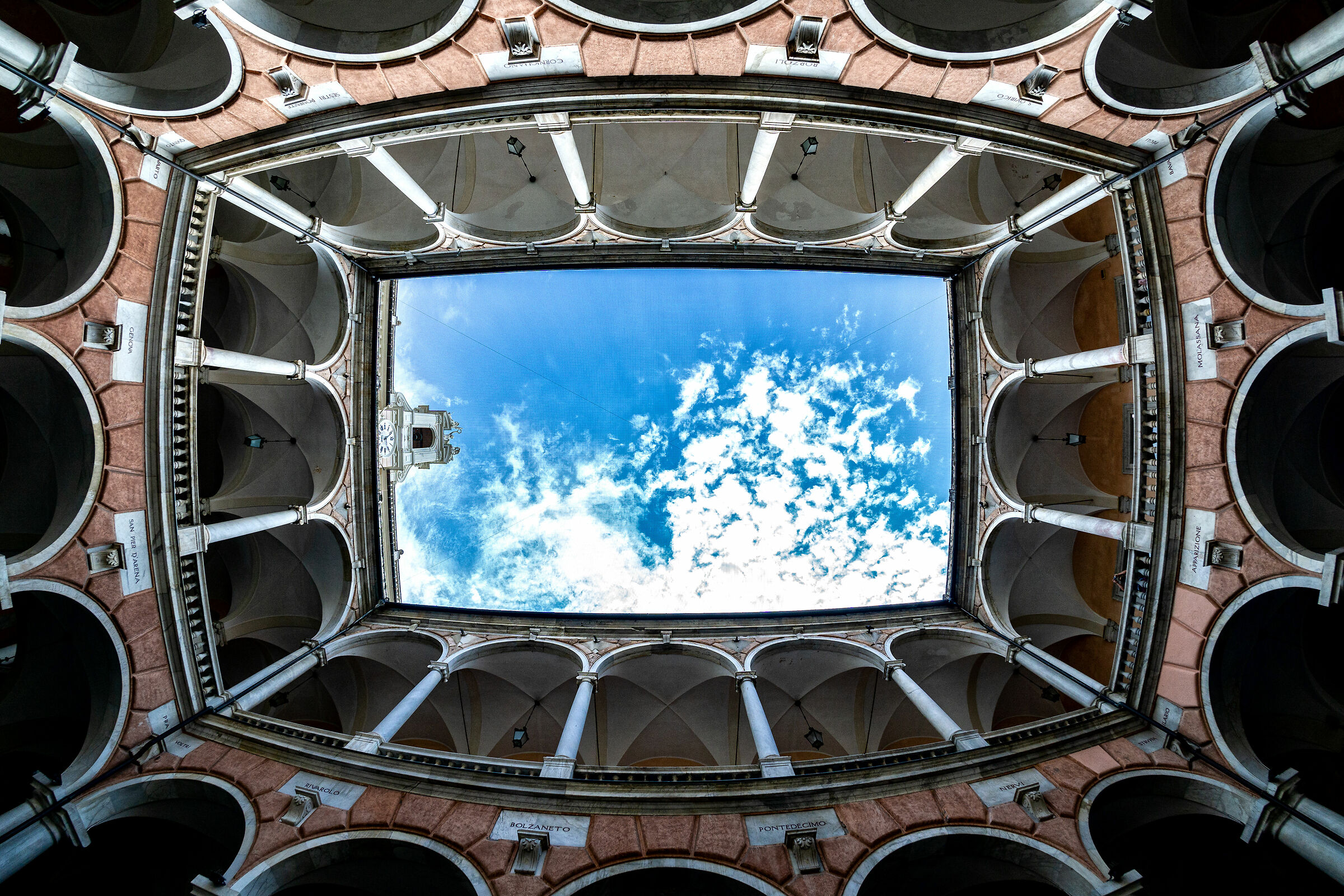 Palazzo Doria-Tursi dal basso in alto