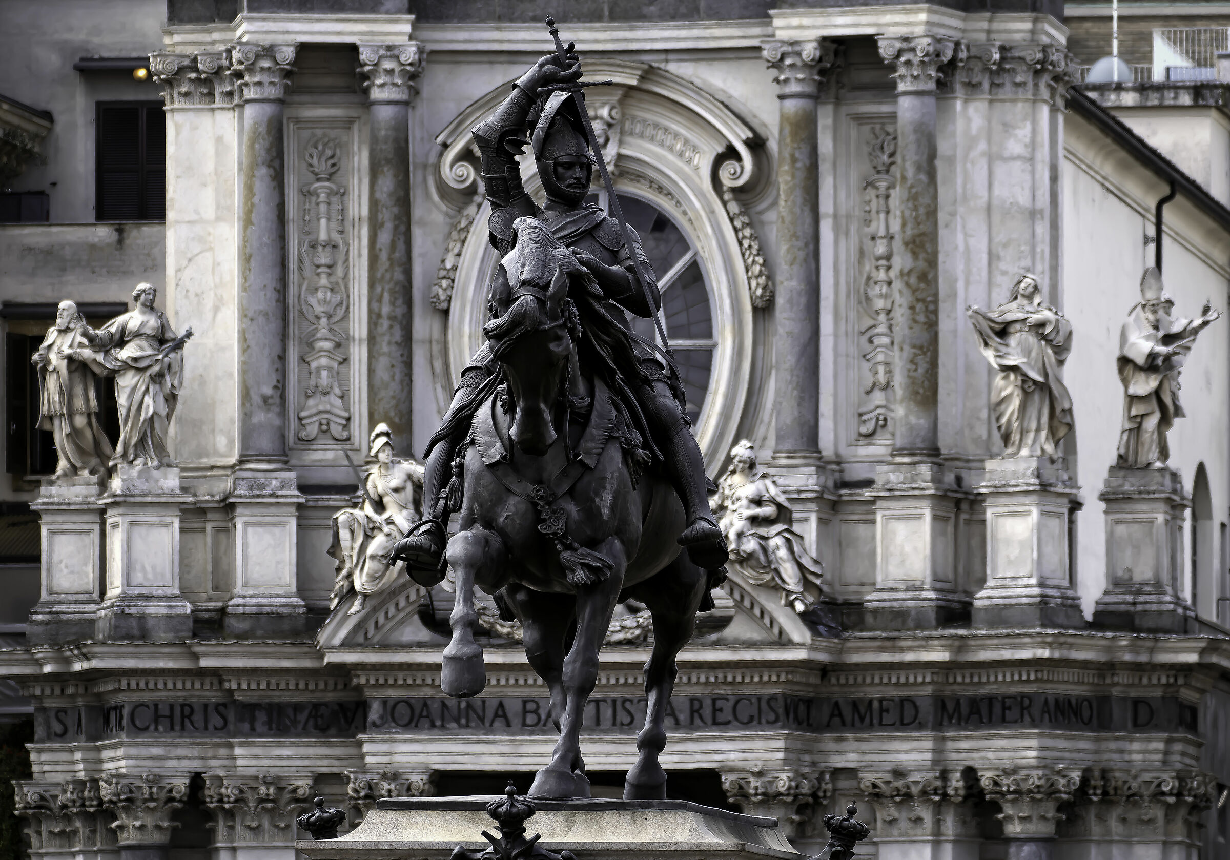 Il Cavaliere con il suo seguito