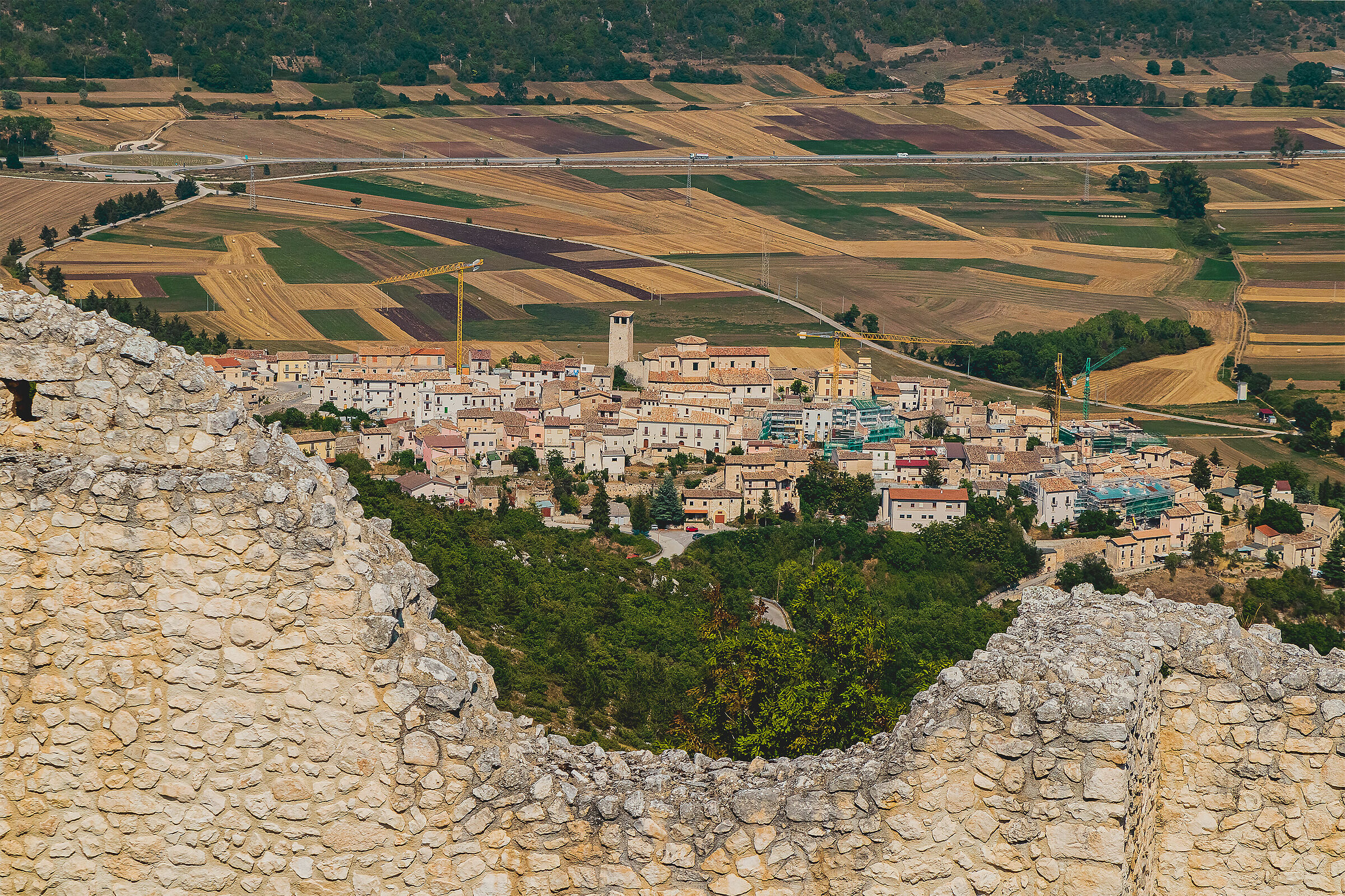 Abruzzo.Caporciano visto dal Castello di Bominaco.