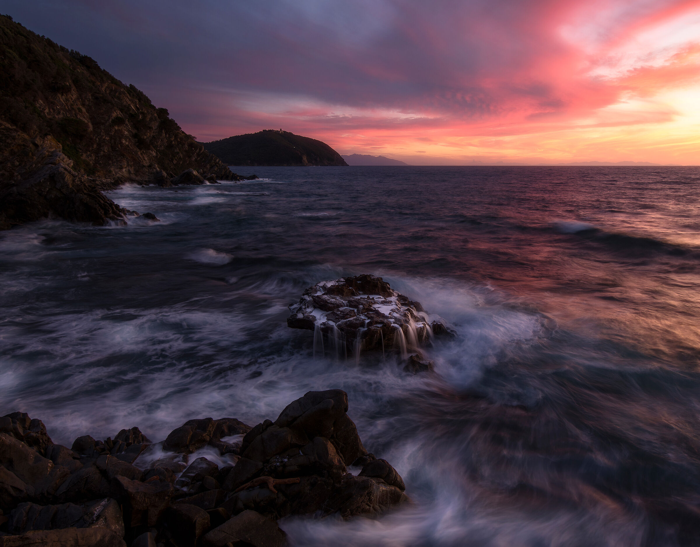 Tramonto infuocato e mare arrabbiato