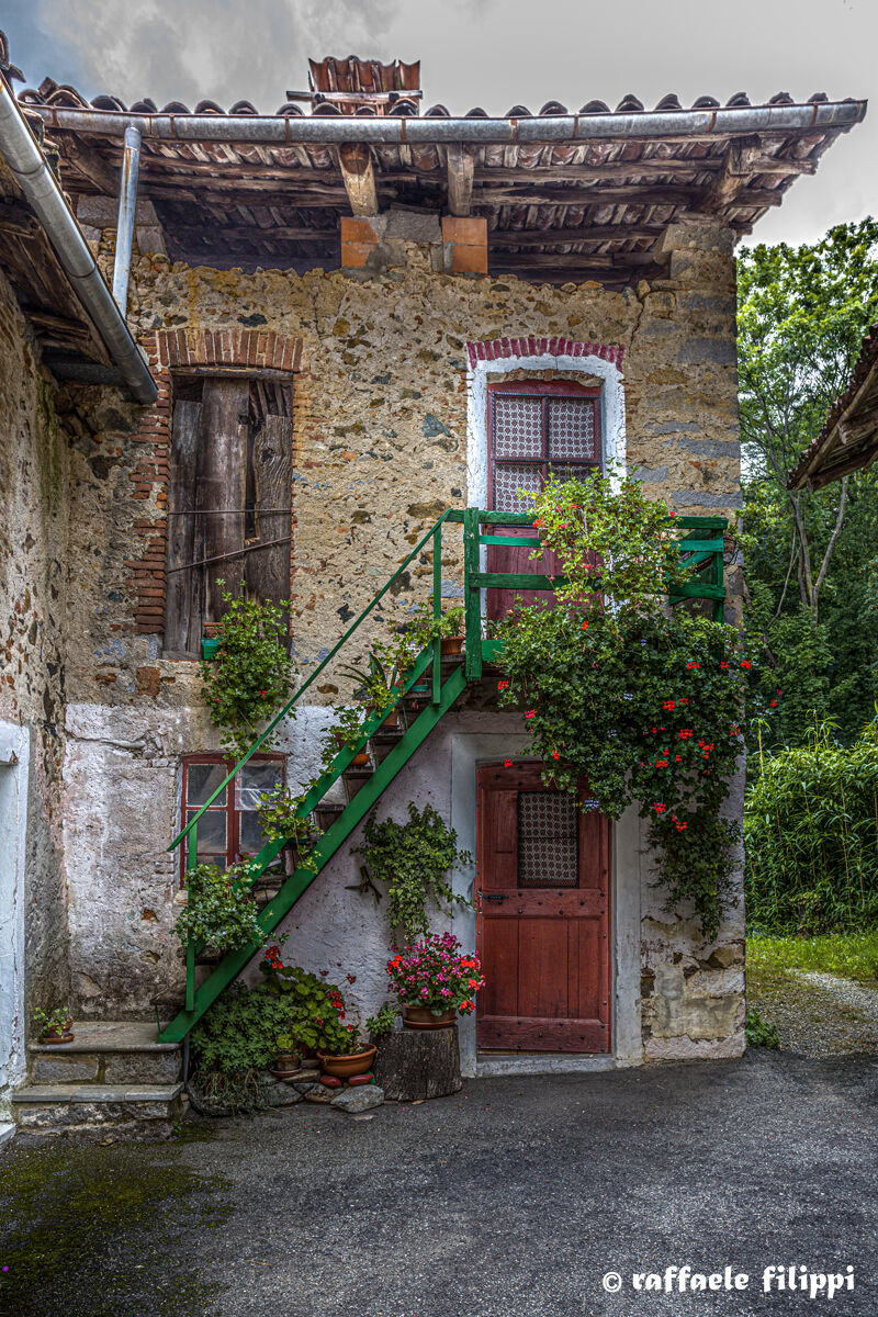 Tavigliano, a walk through narrows and courtyards