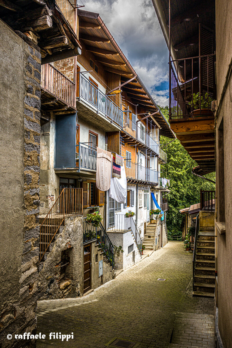 Tavigliano, a walk through narrows and courtyards