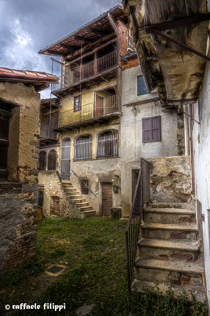Tavigliano, a walk through narrows and courtyards