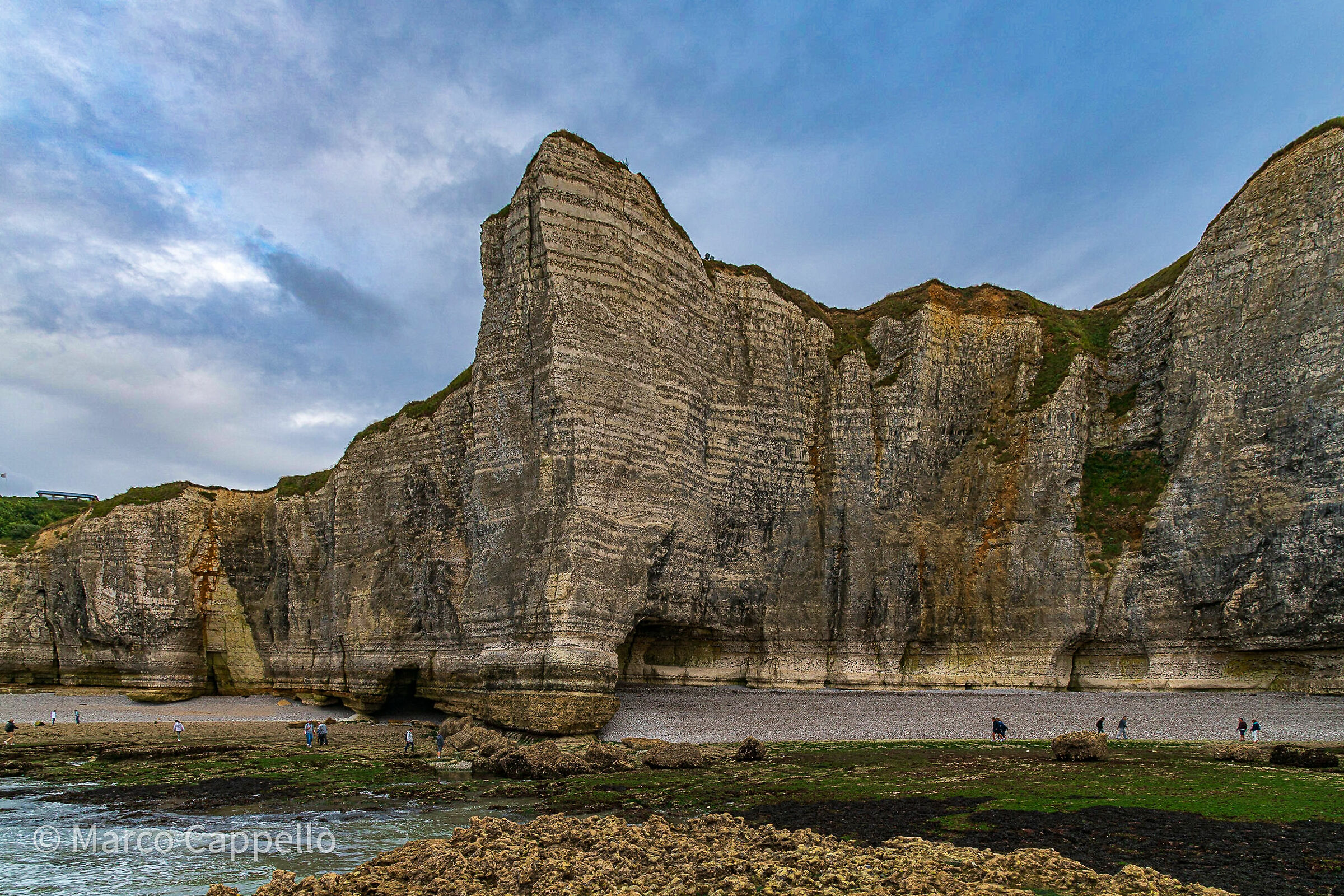 Turisti fra le falesie