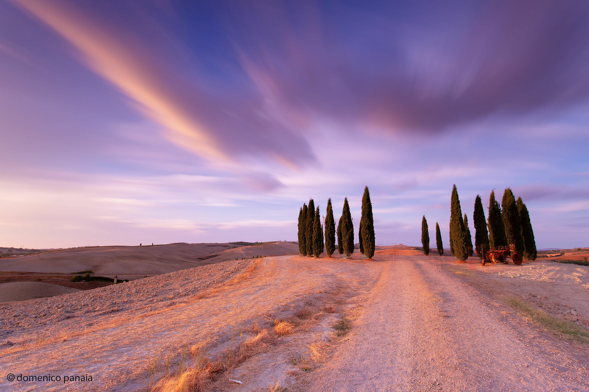 tramonto sui cipressi