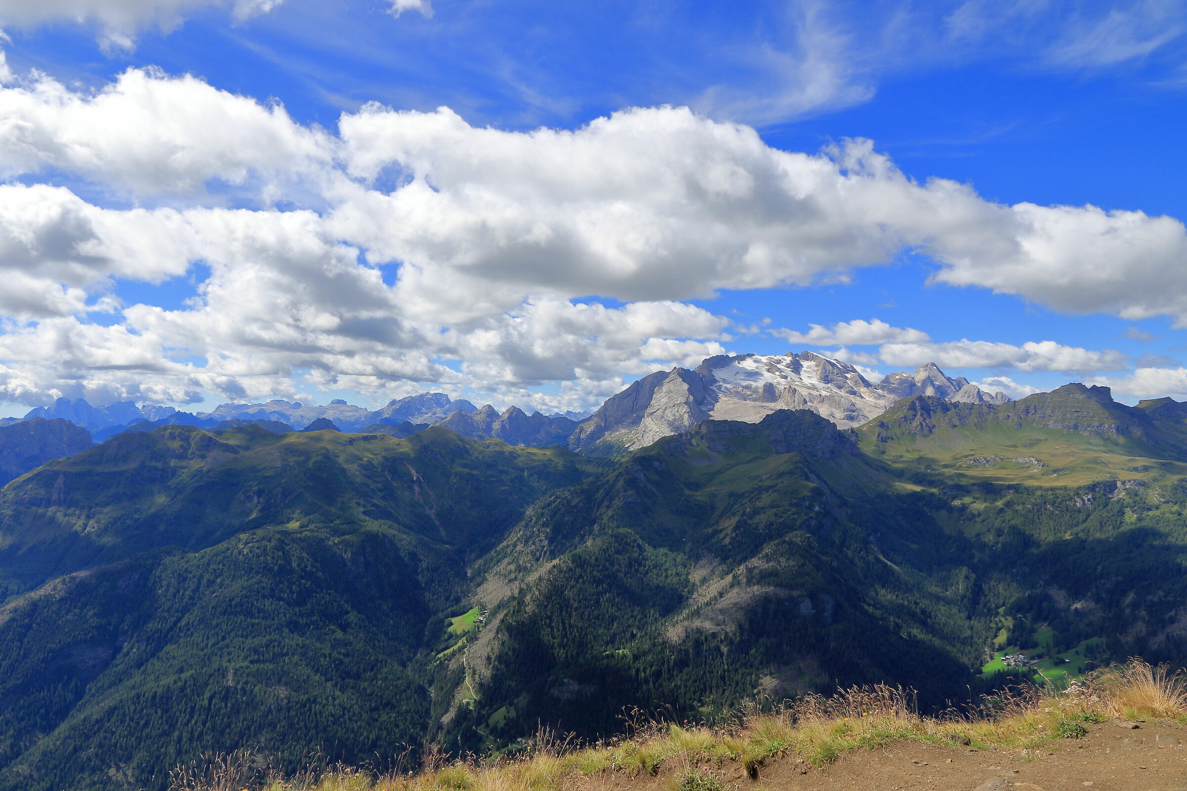 marmolada in the background