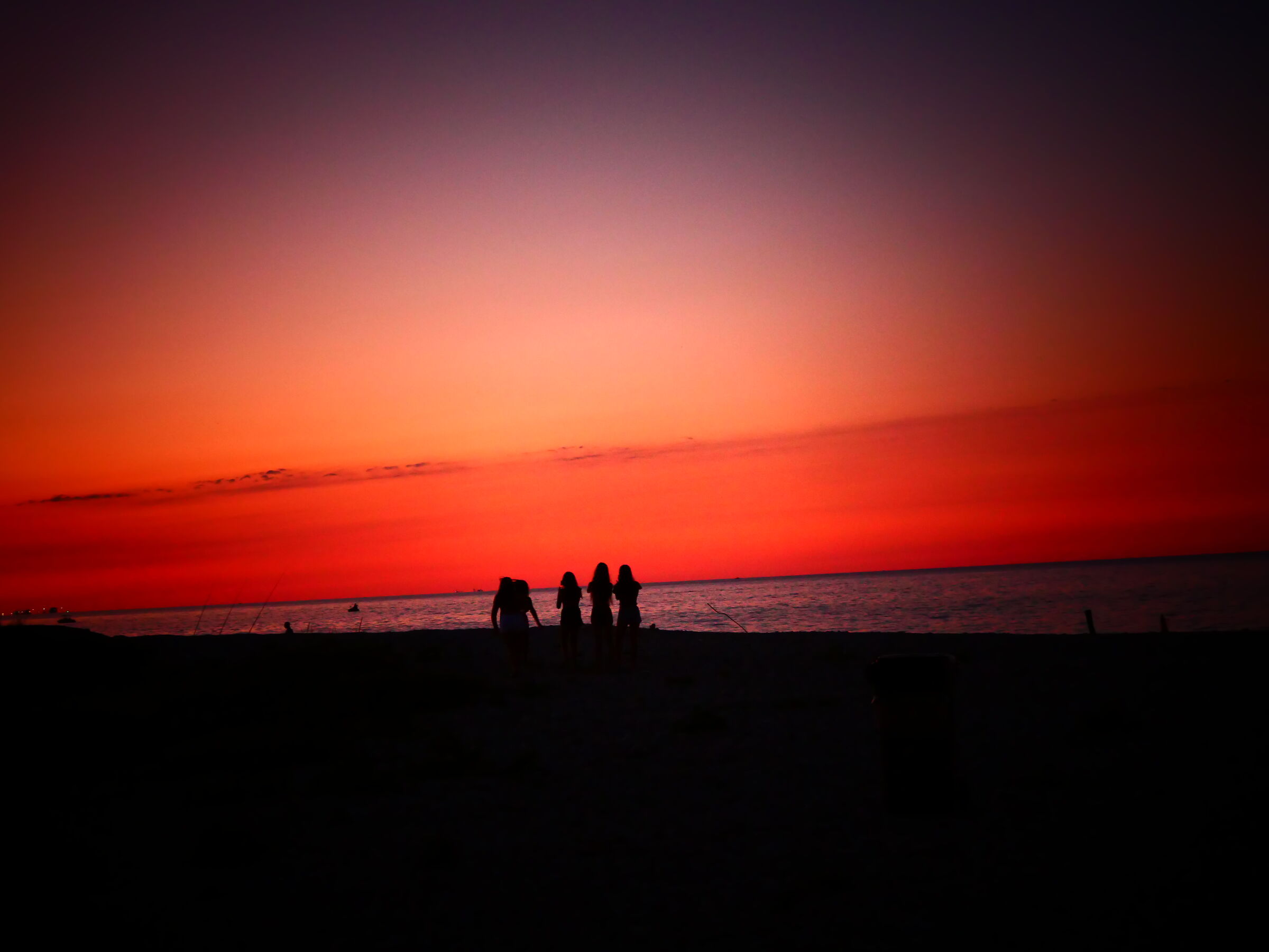 Guardando il mare sotto un cielo rosso