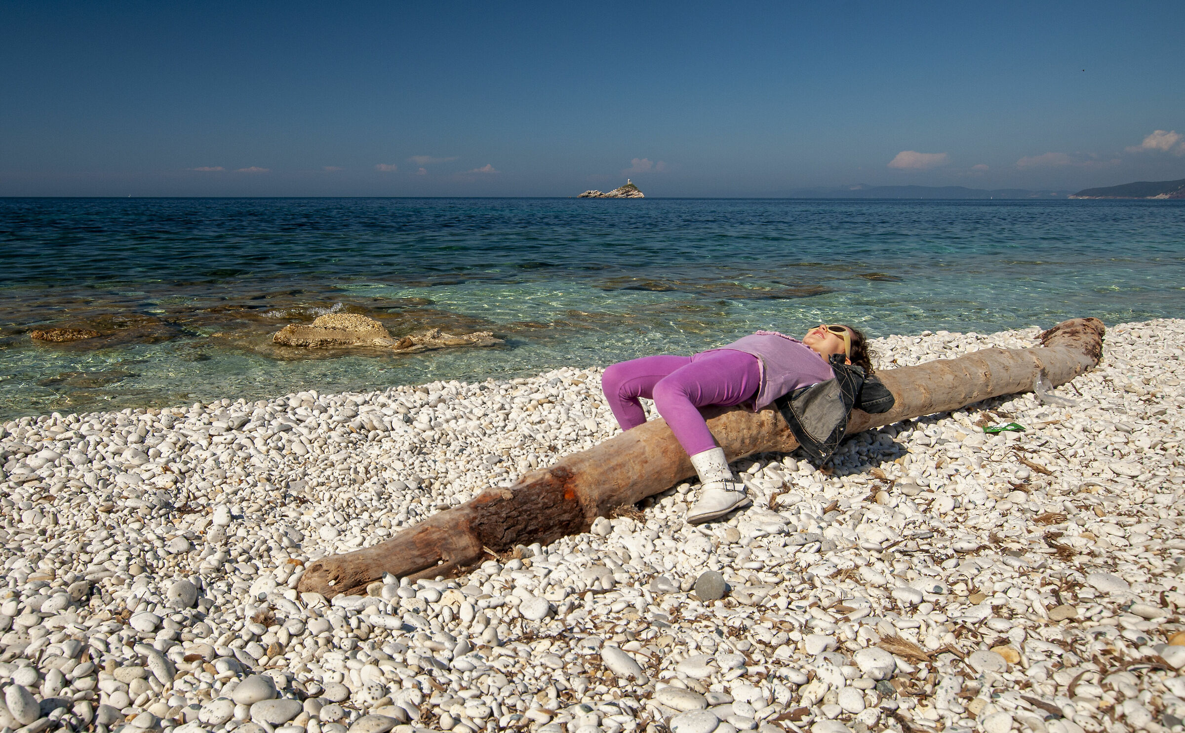 Sara and the Cliff in Portoferraio (Elba Island)