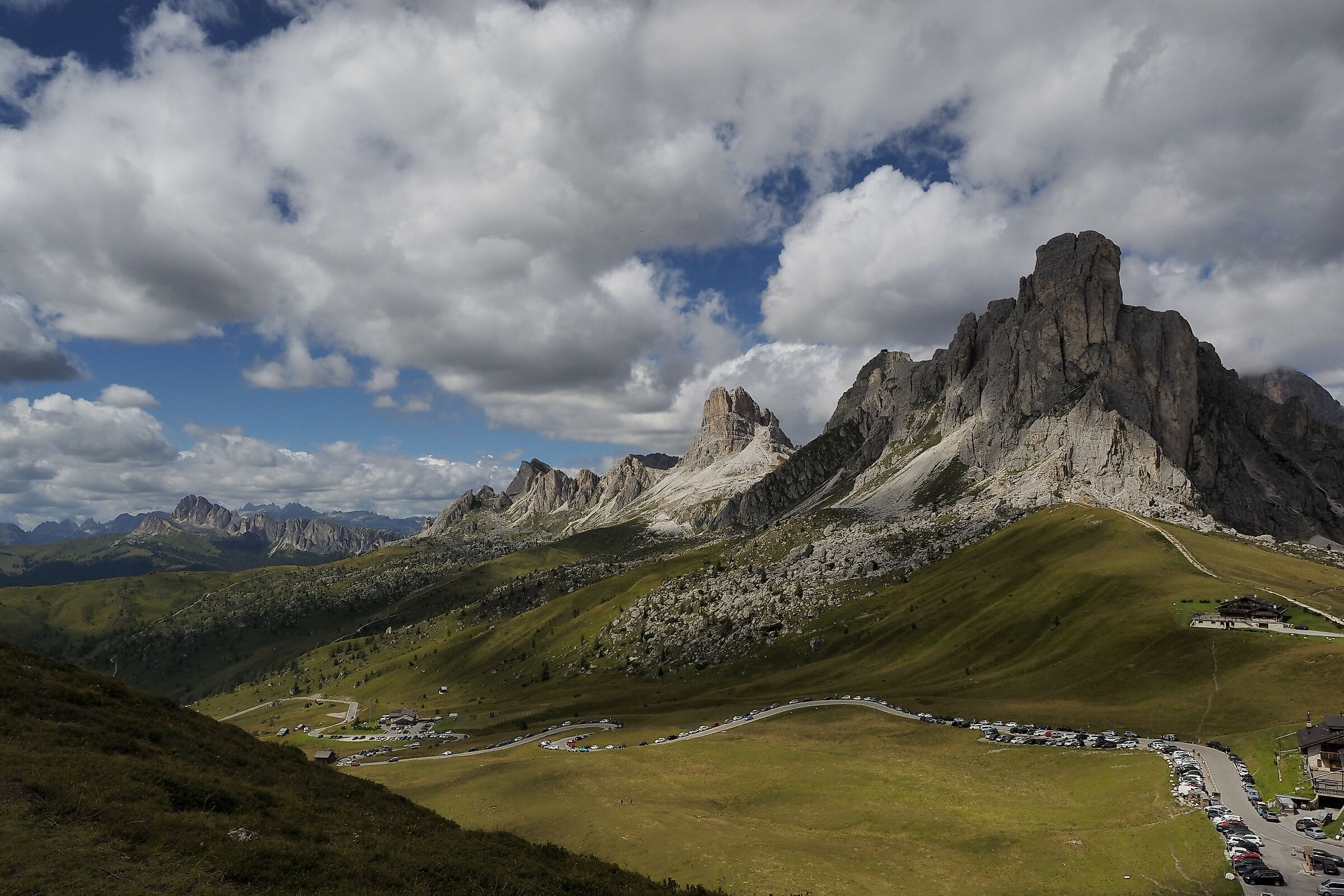Passo Giau invaso da nuvole e... auto!