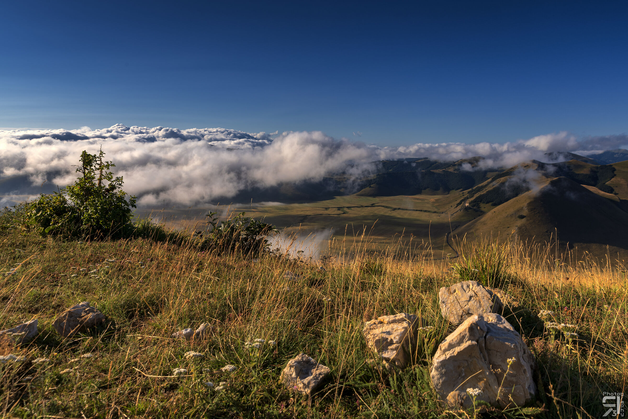 Sullo sfondo l'inghiottitoio