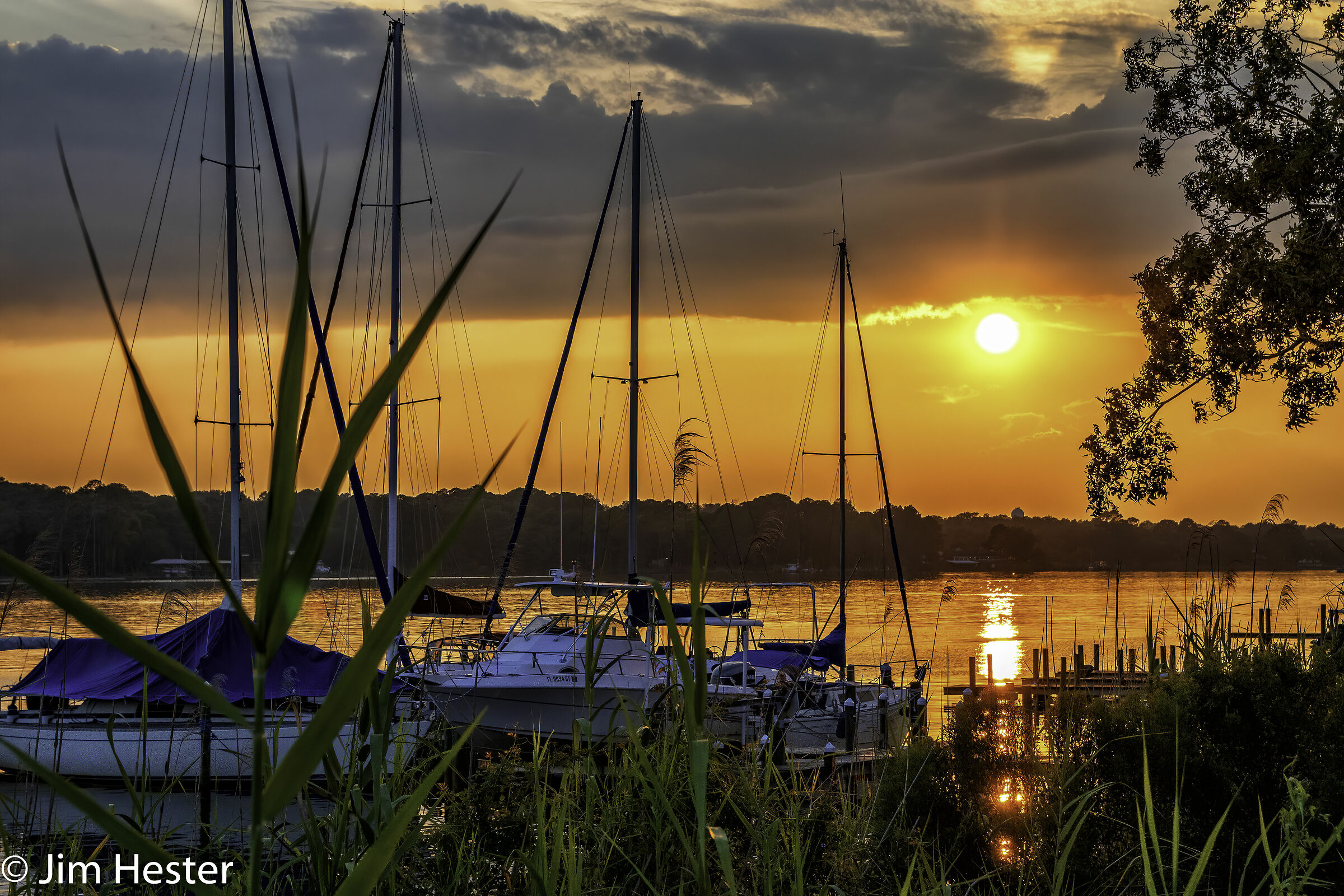 Barche a vela agganciate al tramonto