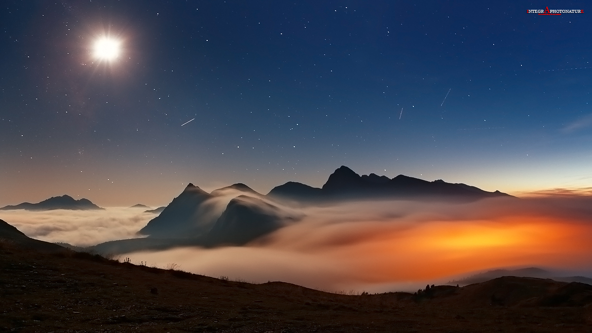 the moon illuminates the heaven above rolle '