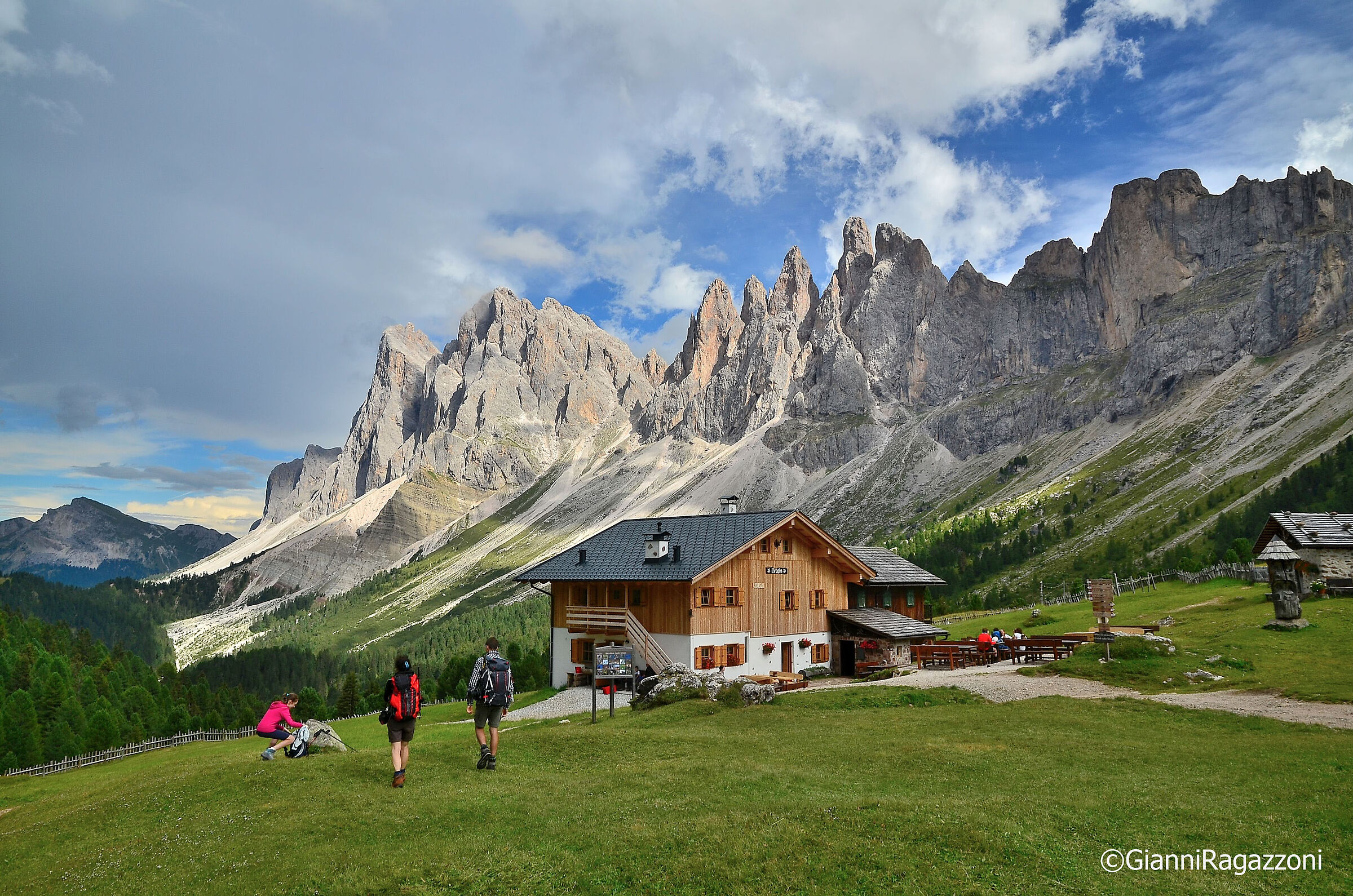 Malga Brogles e le Odle