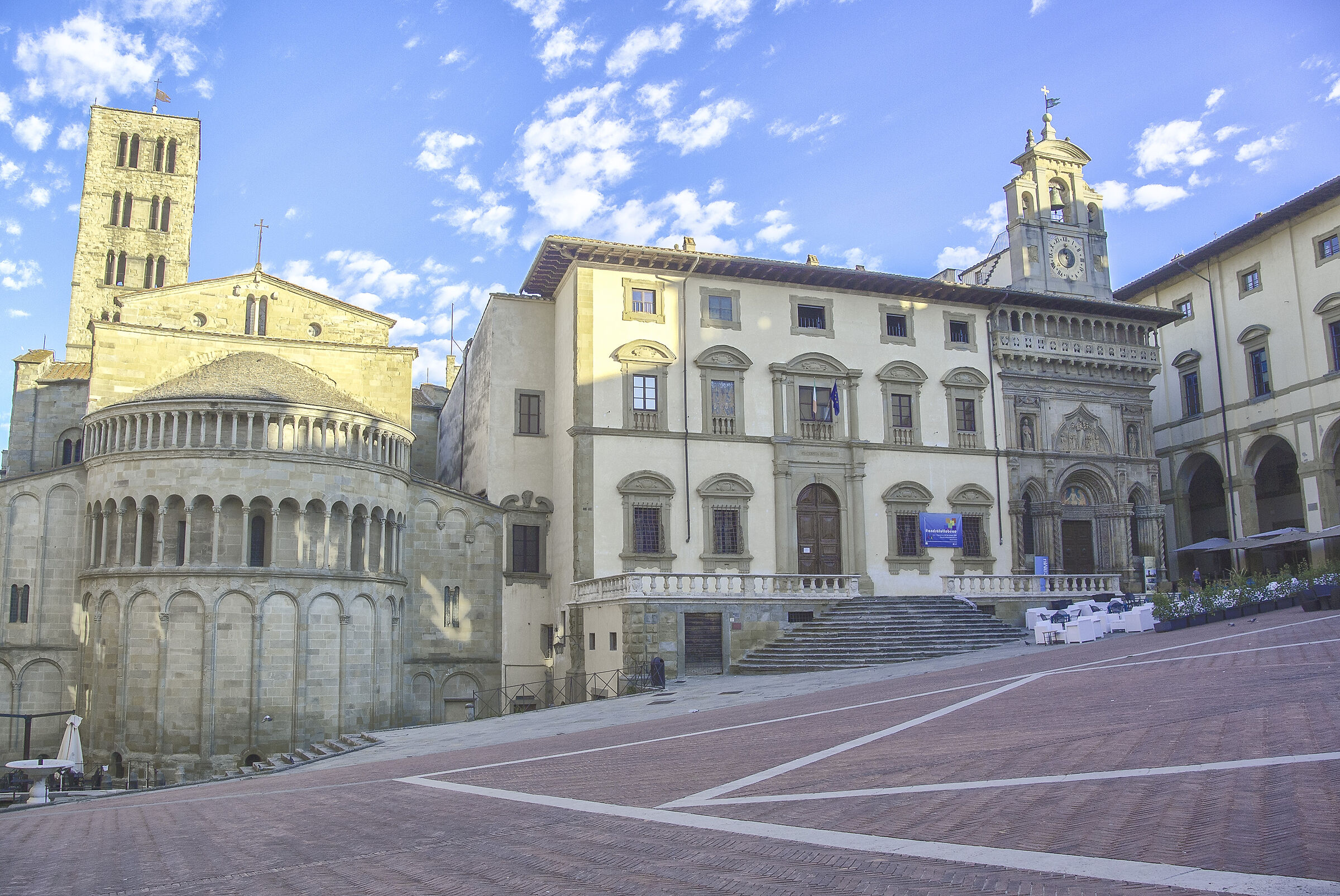 Arezzo, Piazza Grande, Fraternity of Lay
