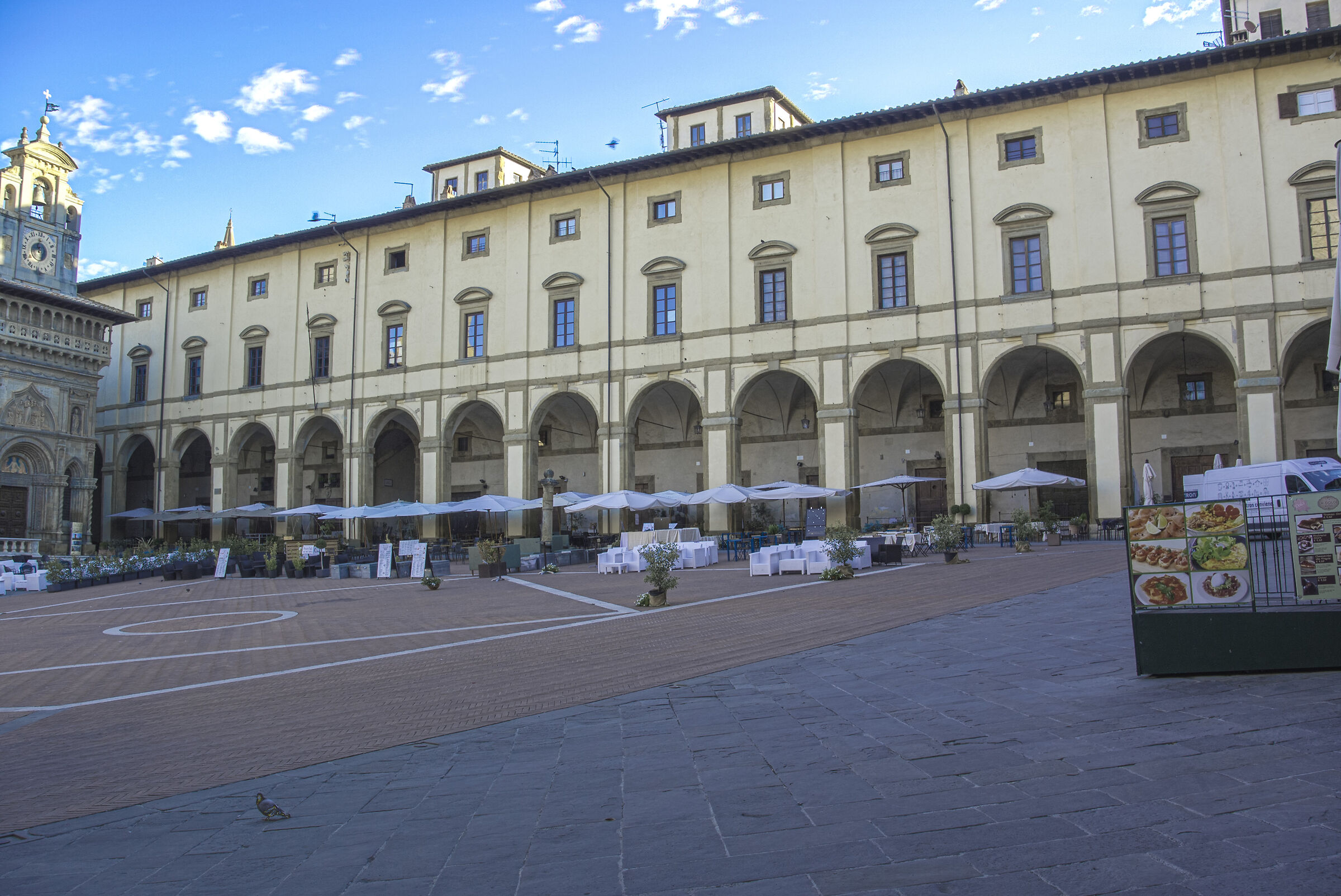 Arezzo, Piazza Grande, Logge Vasari