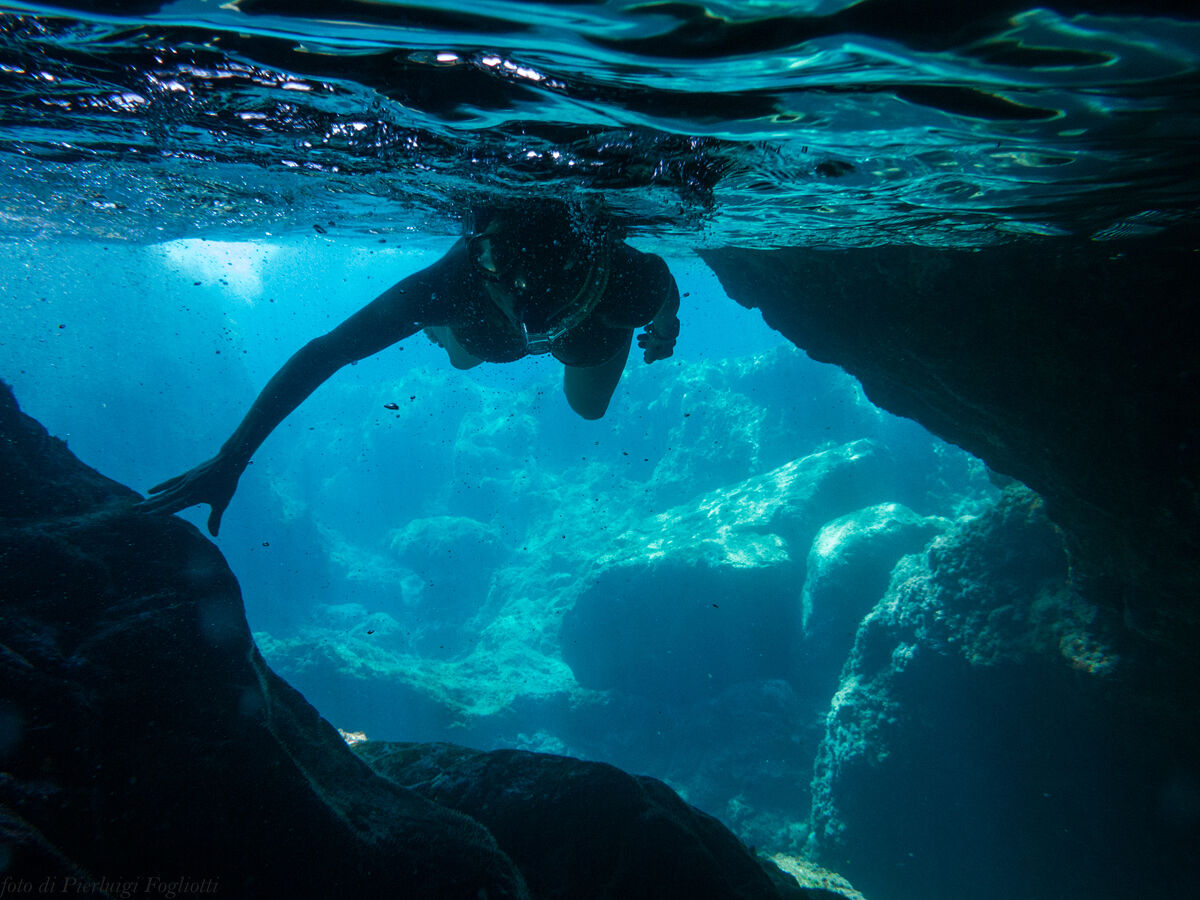 all'ingresso della grotta
