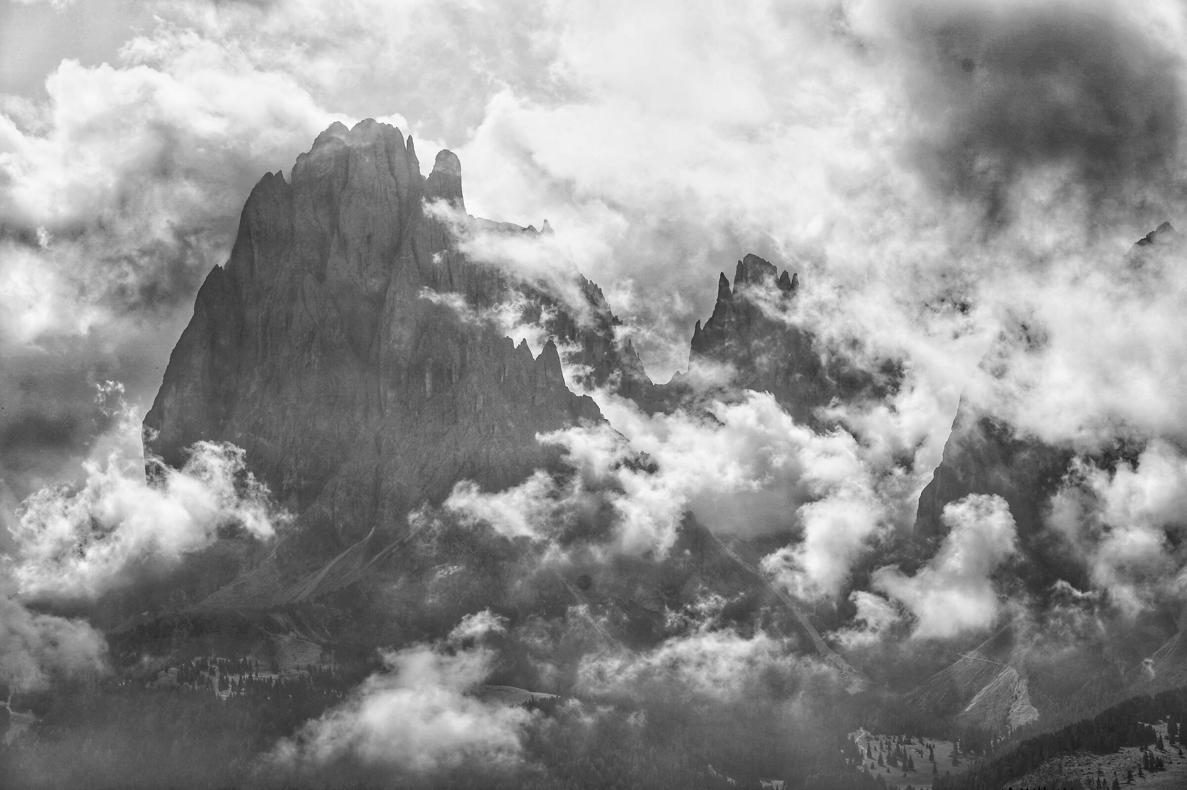 Tra le nuvole sua maestà il Sassolungo