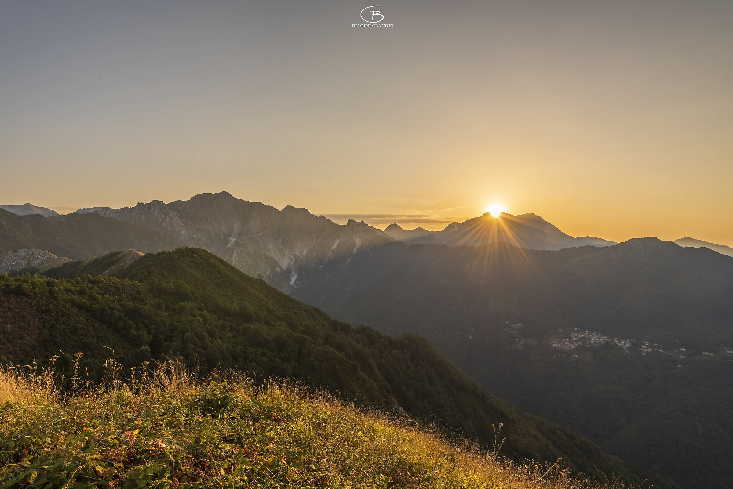 Alba sul monte Folgorito, Alpi Apuane