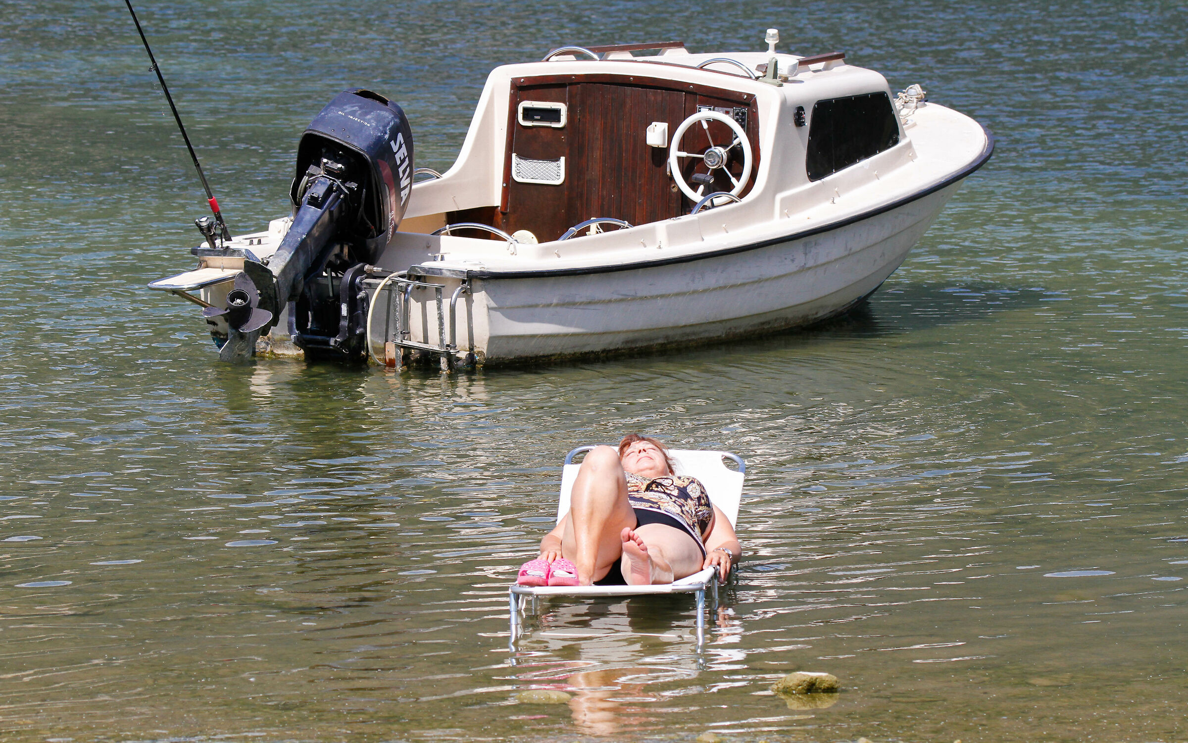 tieni d'occhio la barca che io vado al bar