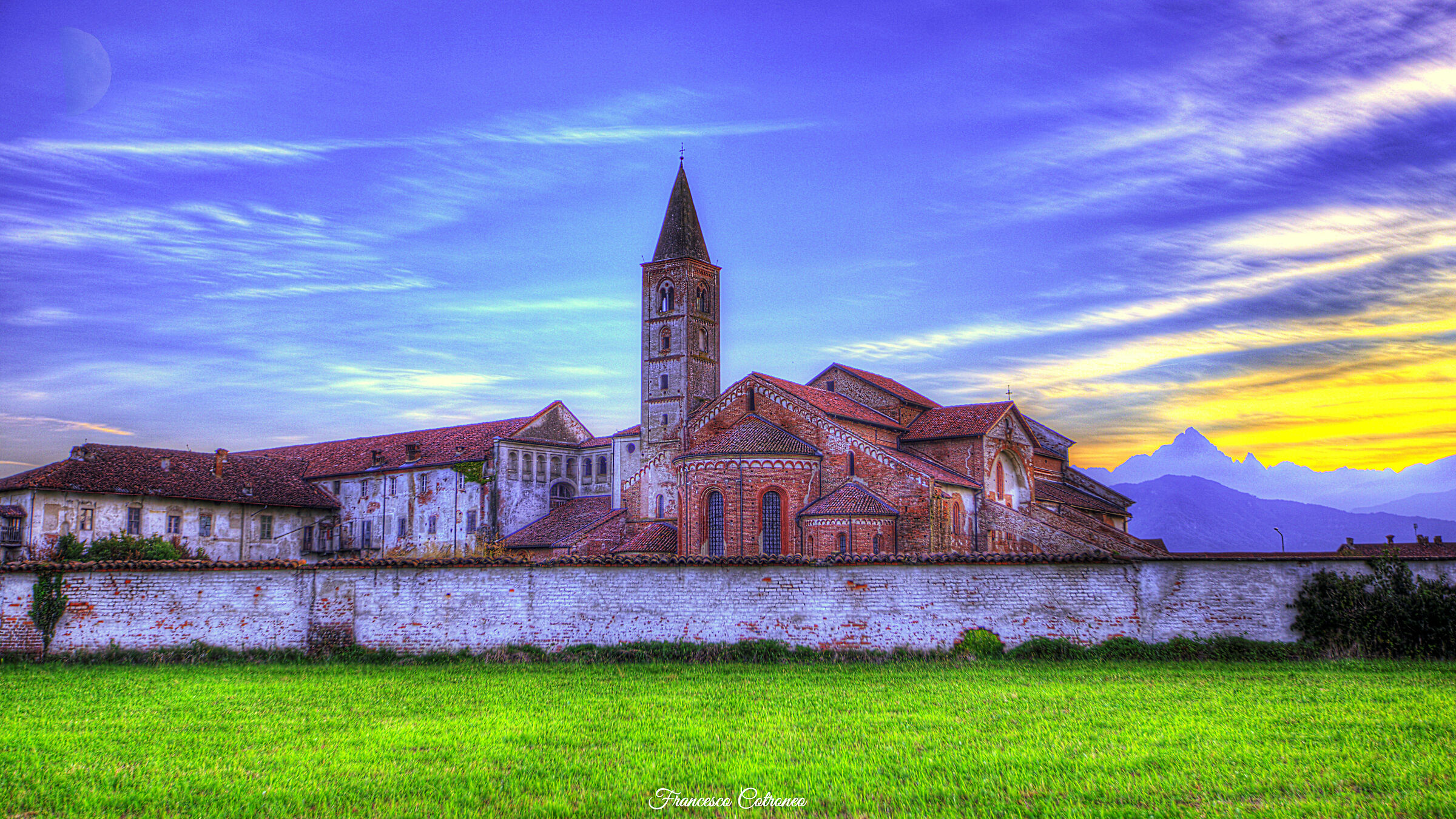 Abbazia di Staffarda al tramonto