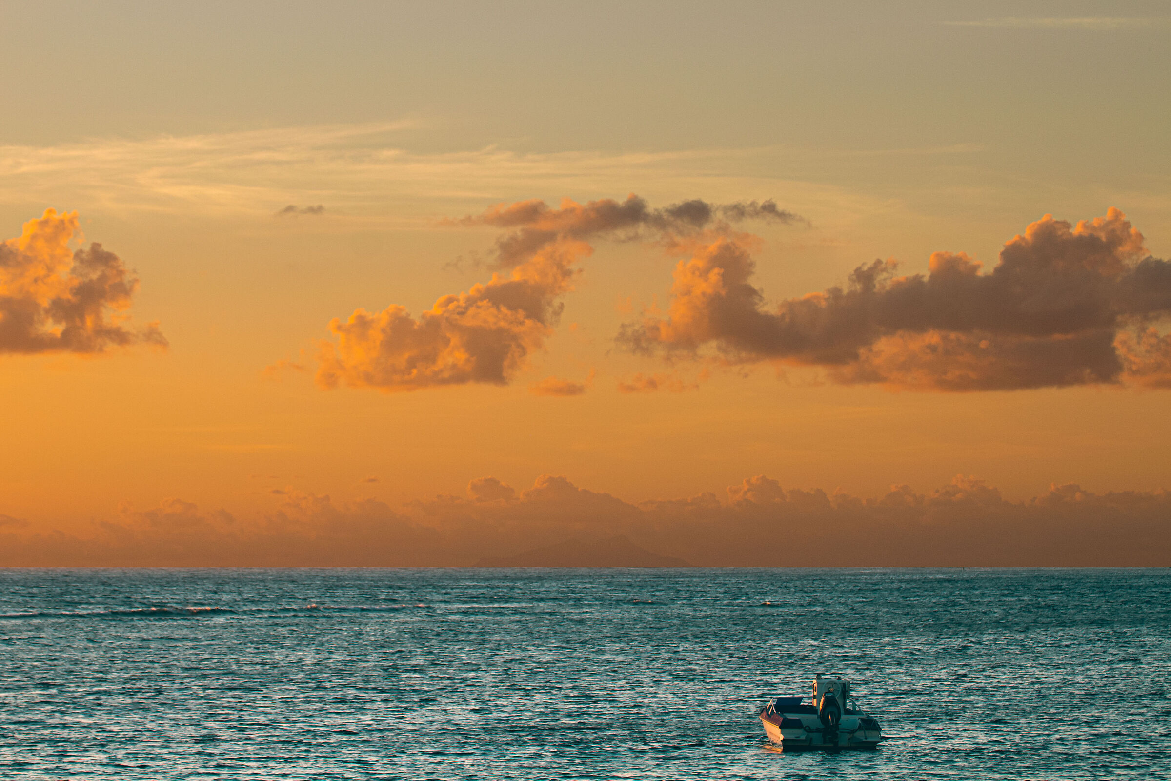 The sunset and the boat