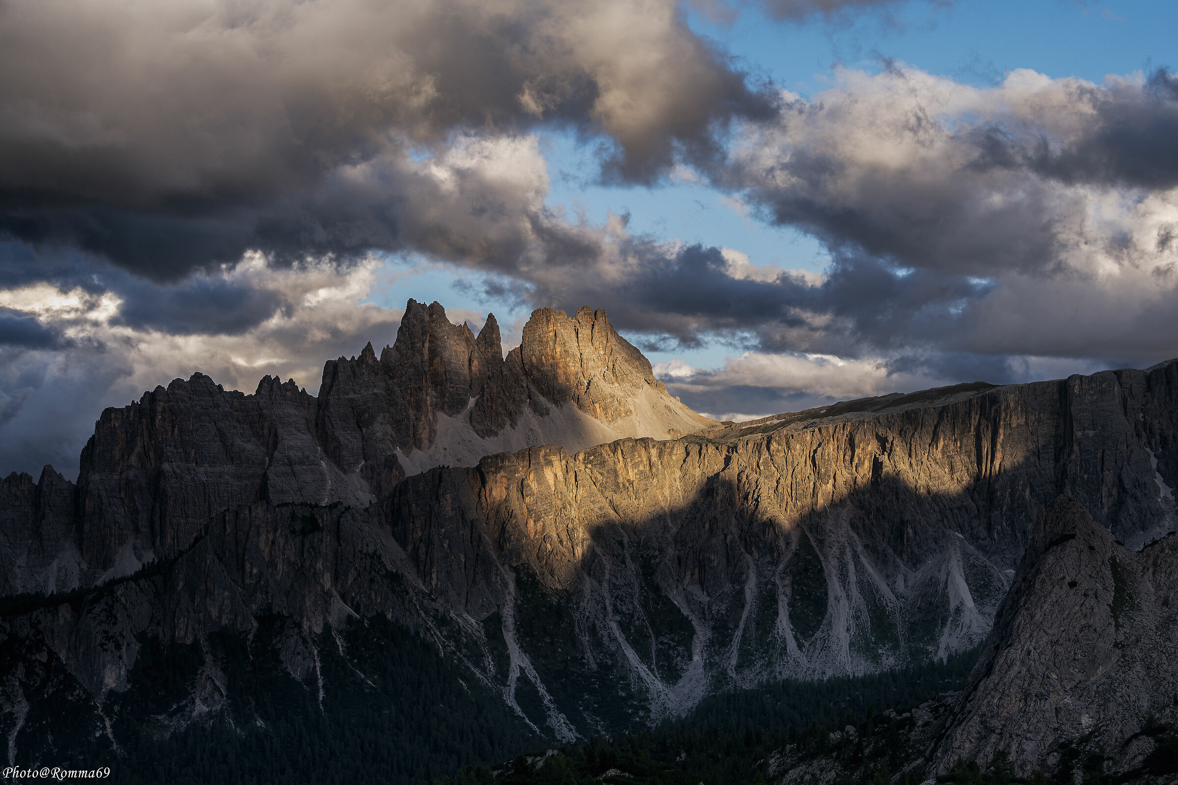 La luce filtra sui Lastoni