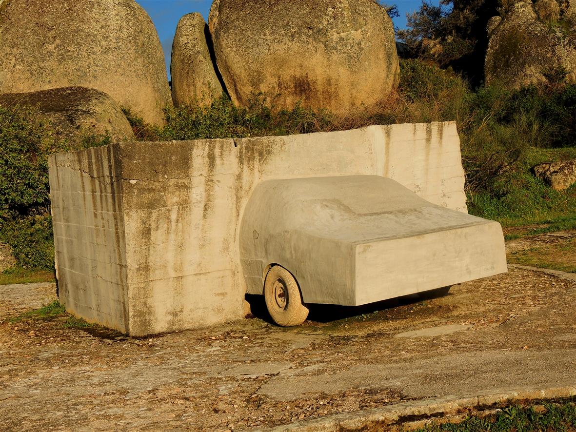 uno strano momumento