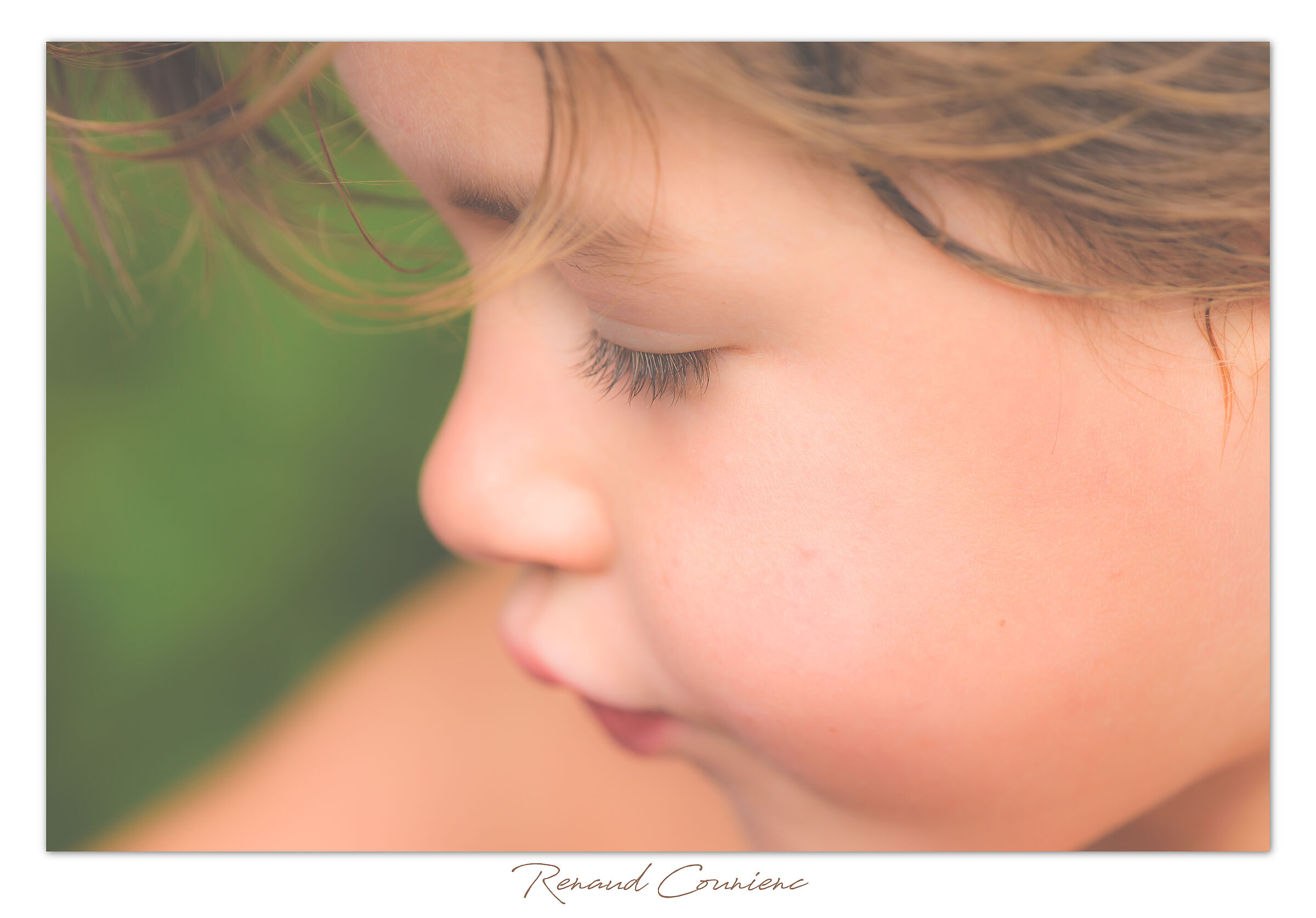 Da vicino, ad una lunghezza focale molto lunga.