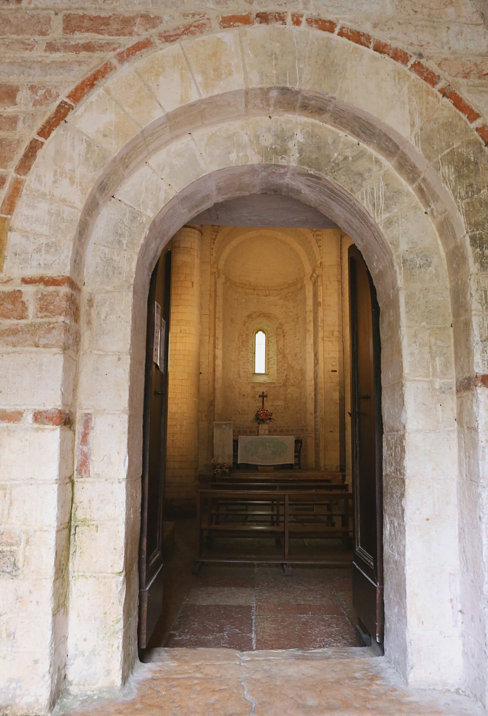 Ingresso chiesa San Vittore di Genga (An)