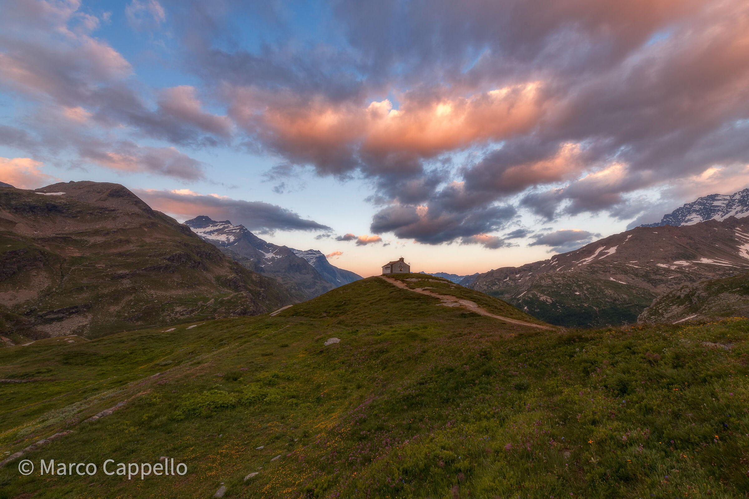 sullo sfondo la chiesetta