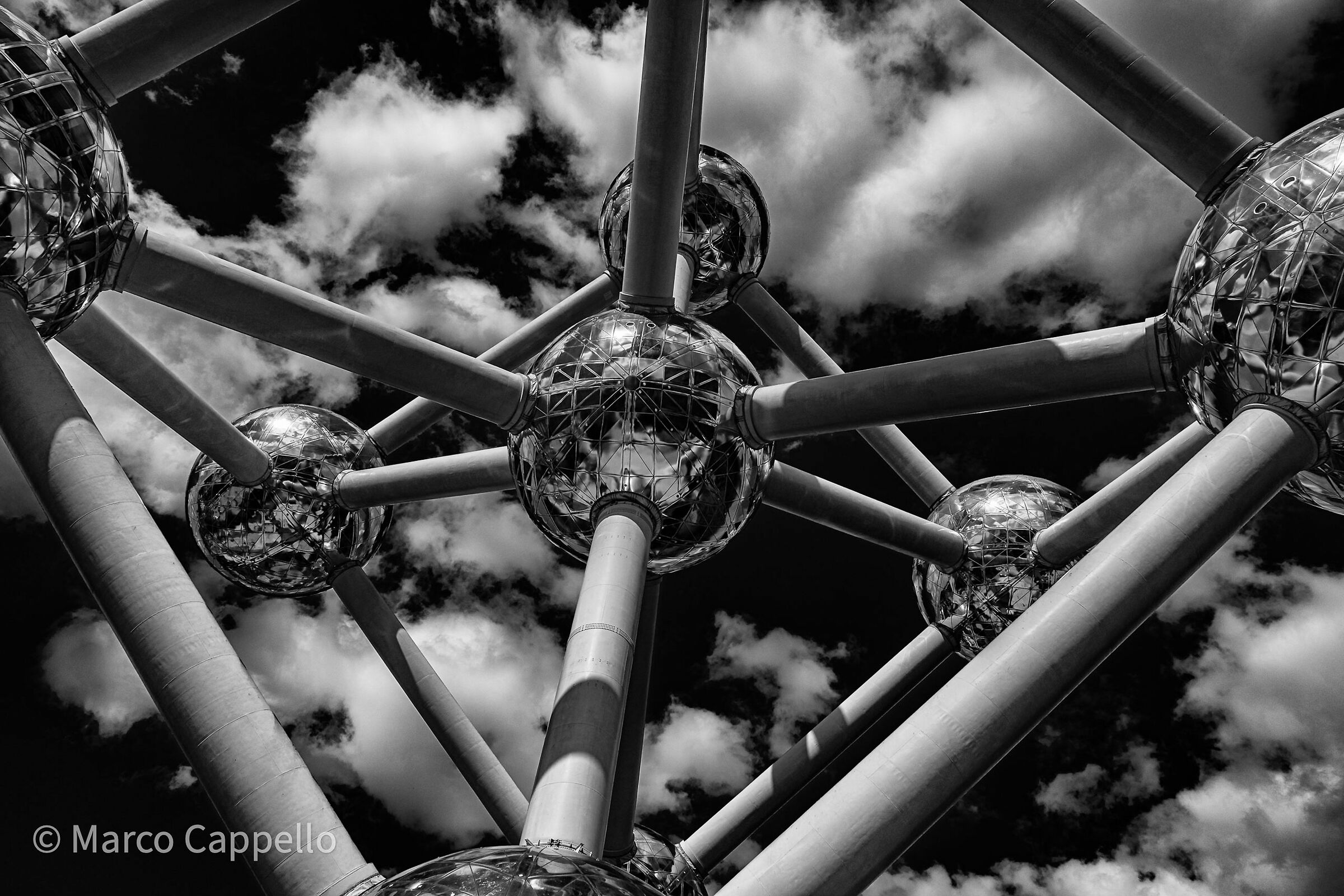 Atomium in bw