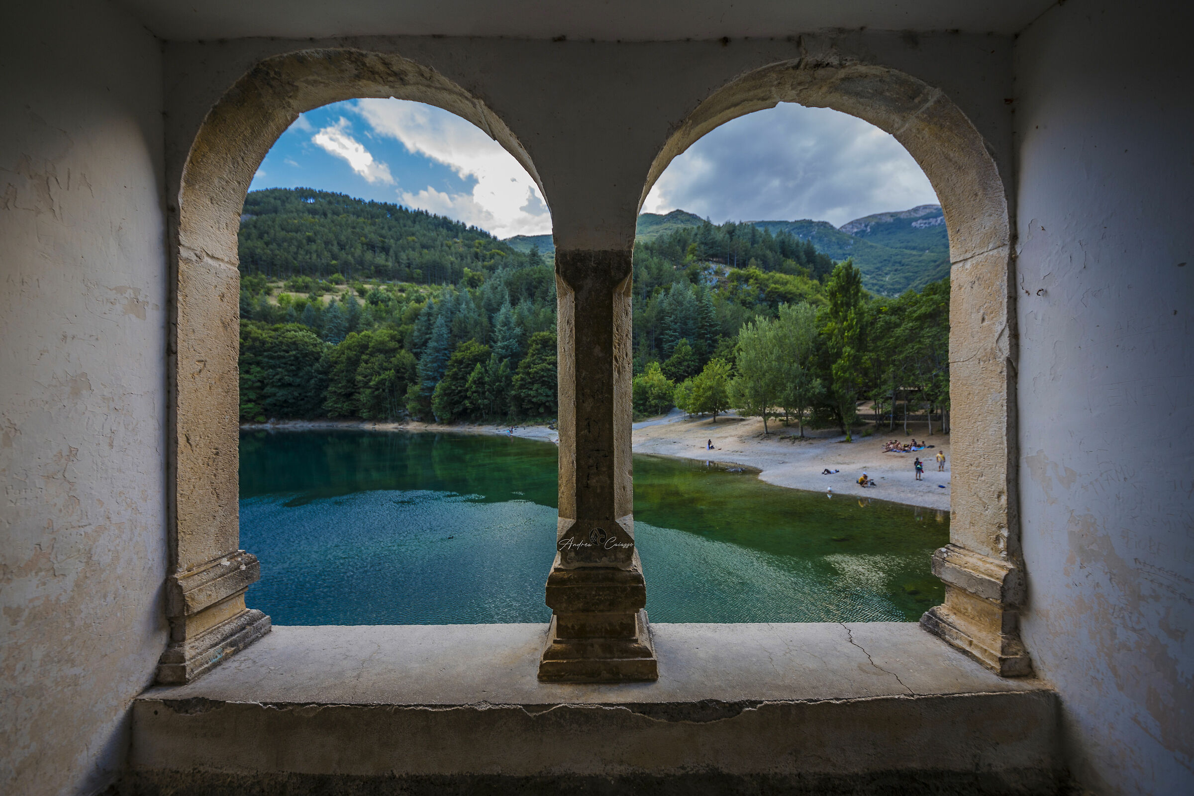 Bifora dell Eremo sul lago di San Domenico, Abruzzo