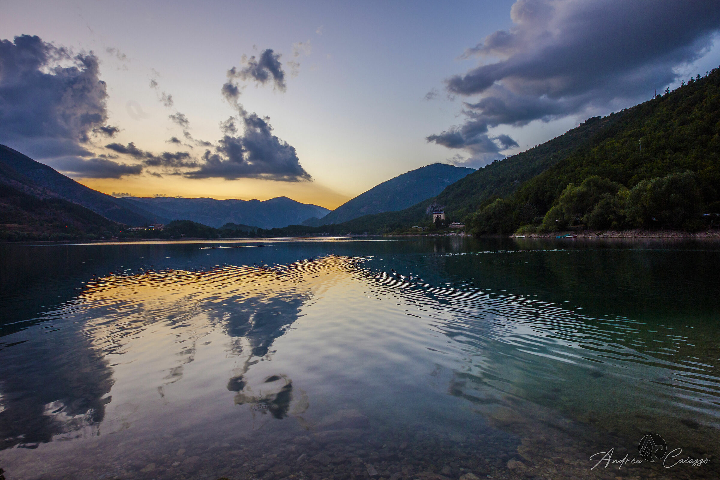 Il cigno sul Lago di Scanno
