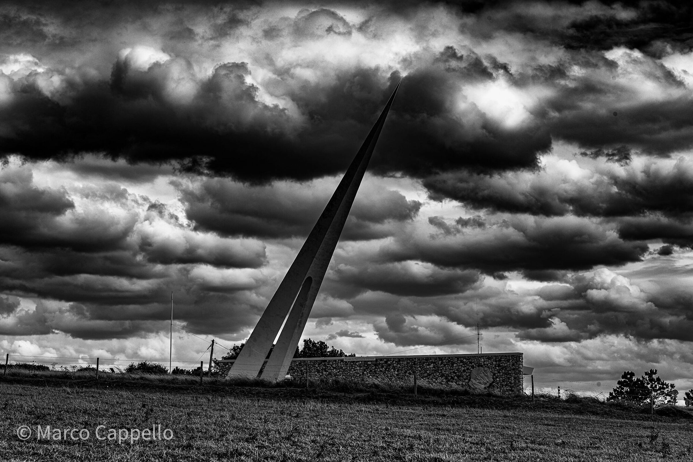 puntato verso un cielo minaccioso