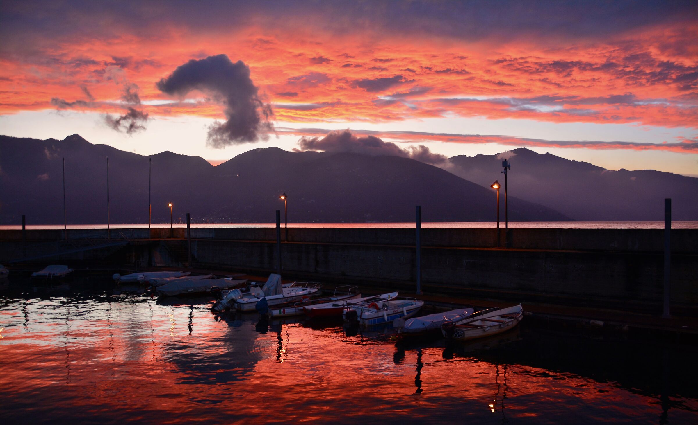 Tramonto infuocato sul porto vecchio