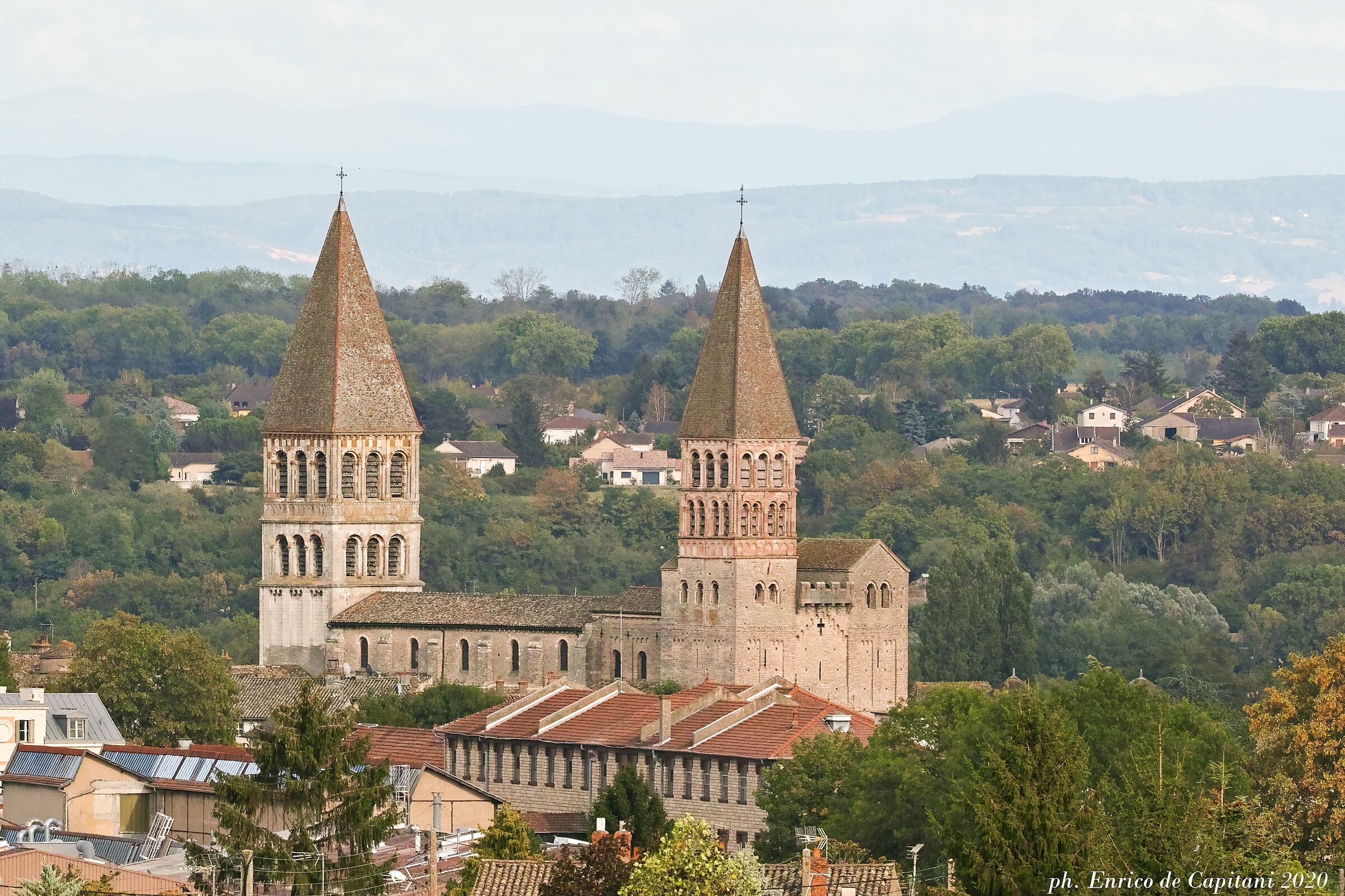 La chiesa di St. Philibert a Tournus vista da NE