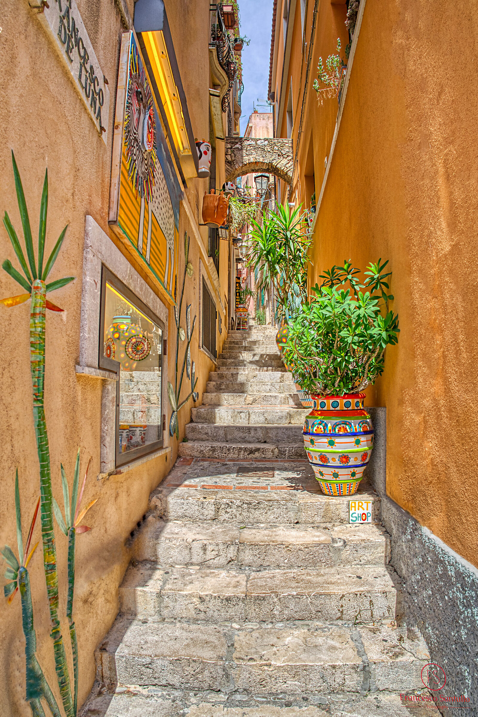 Via Francesco De Luna.