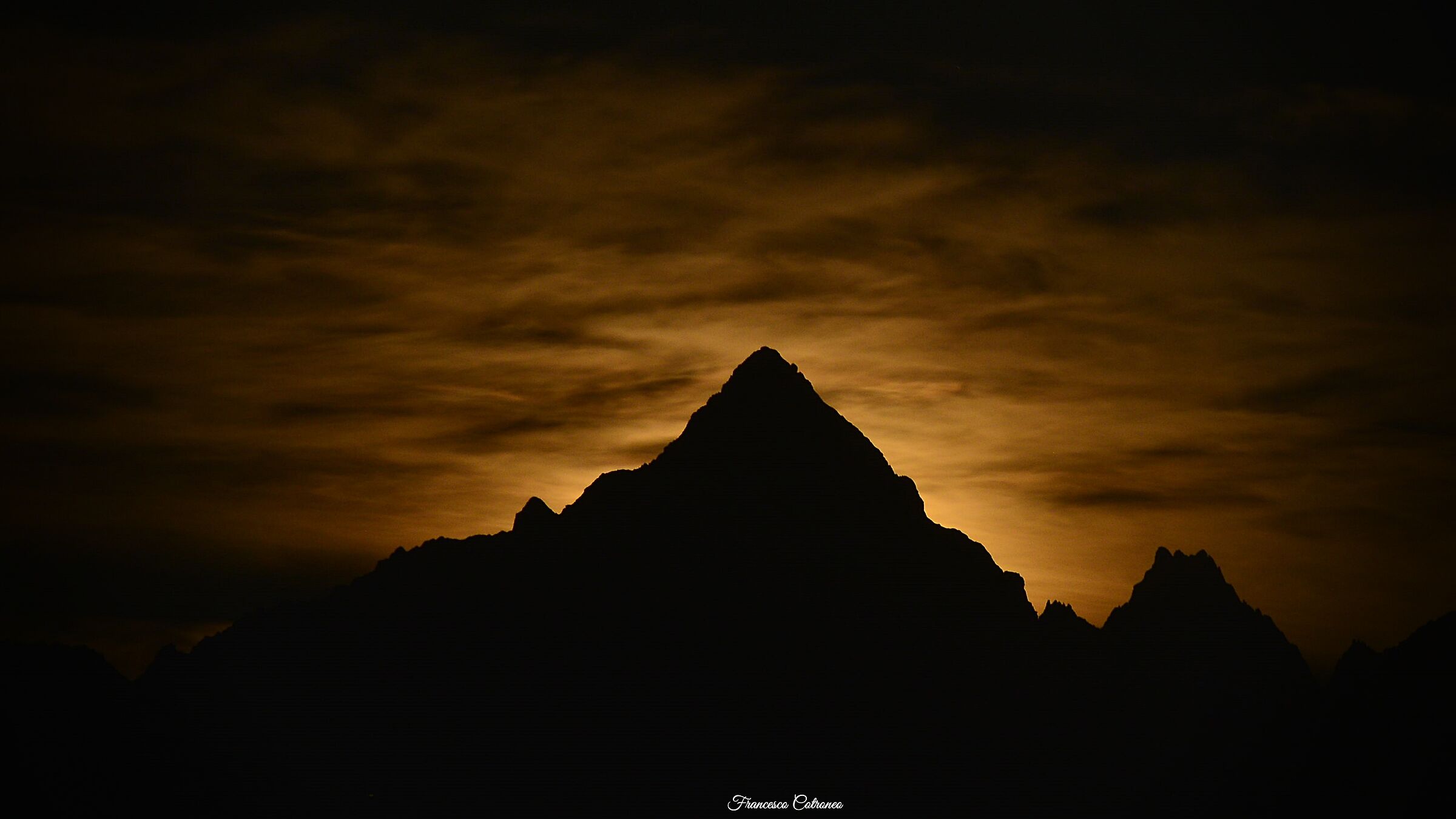 Luna che tramonta dietro al Monviso