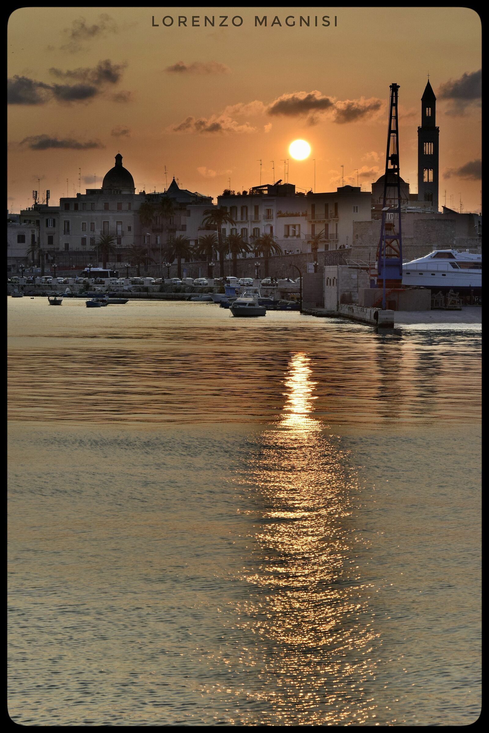 Tramonto dorato dal molo di Bari
