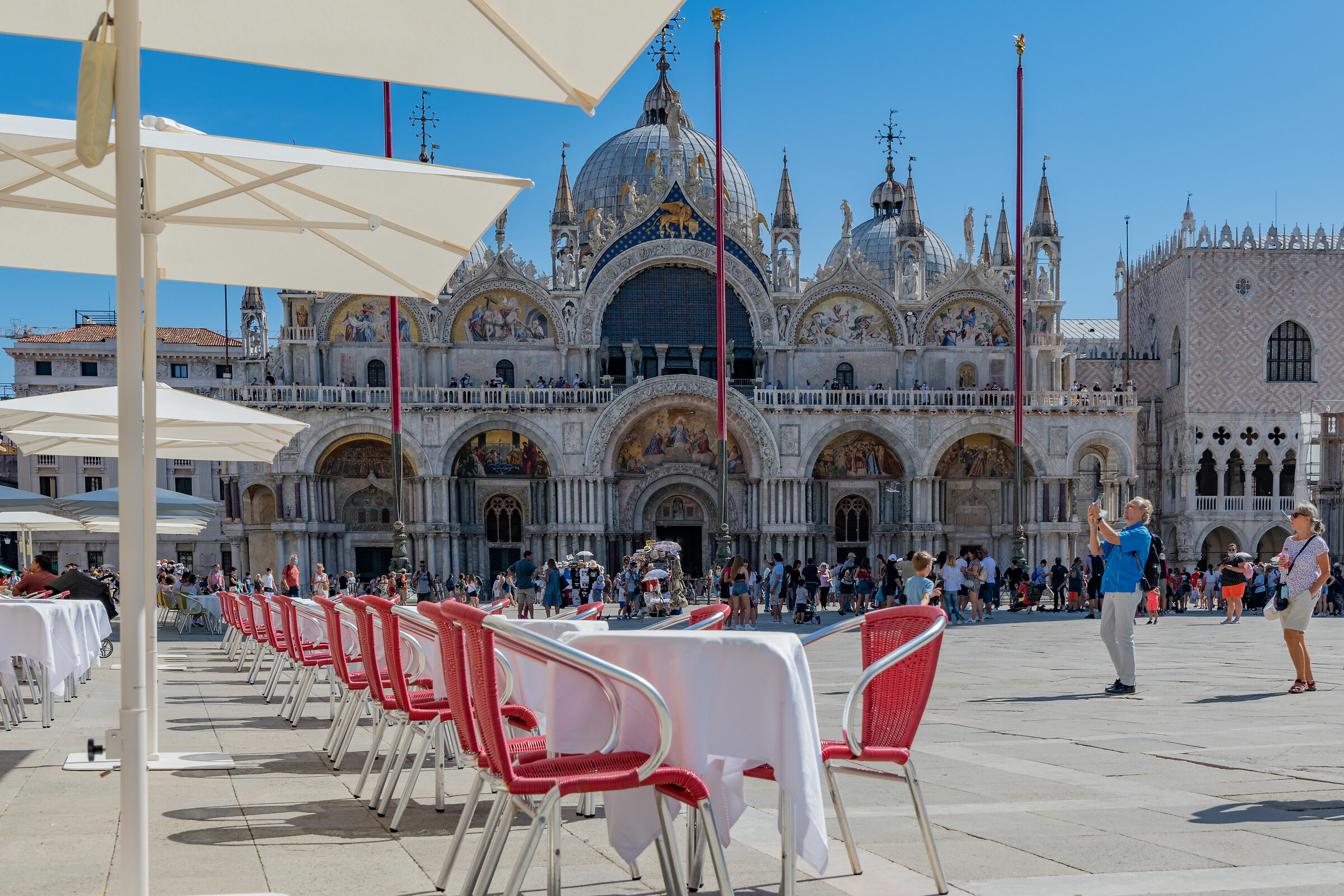 Tavolini in attesa di clienti...impegnati a fotografare